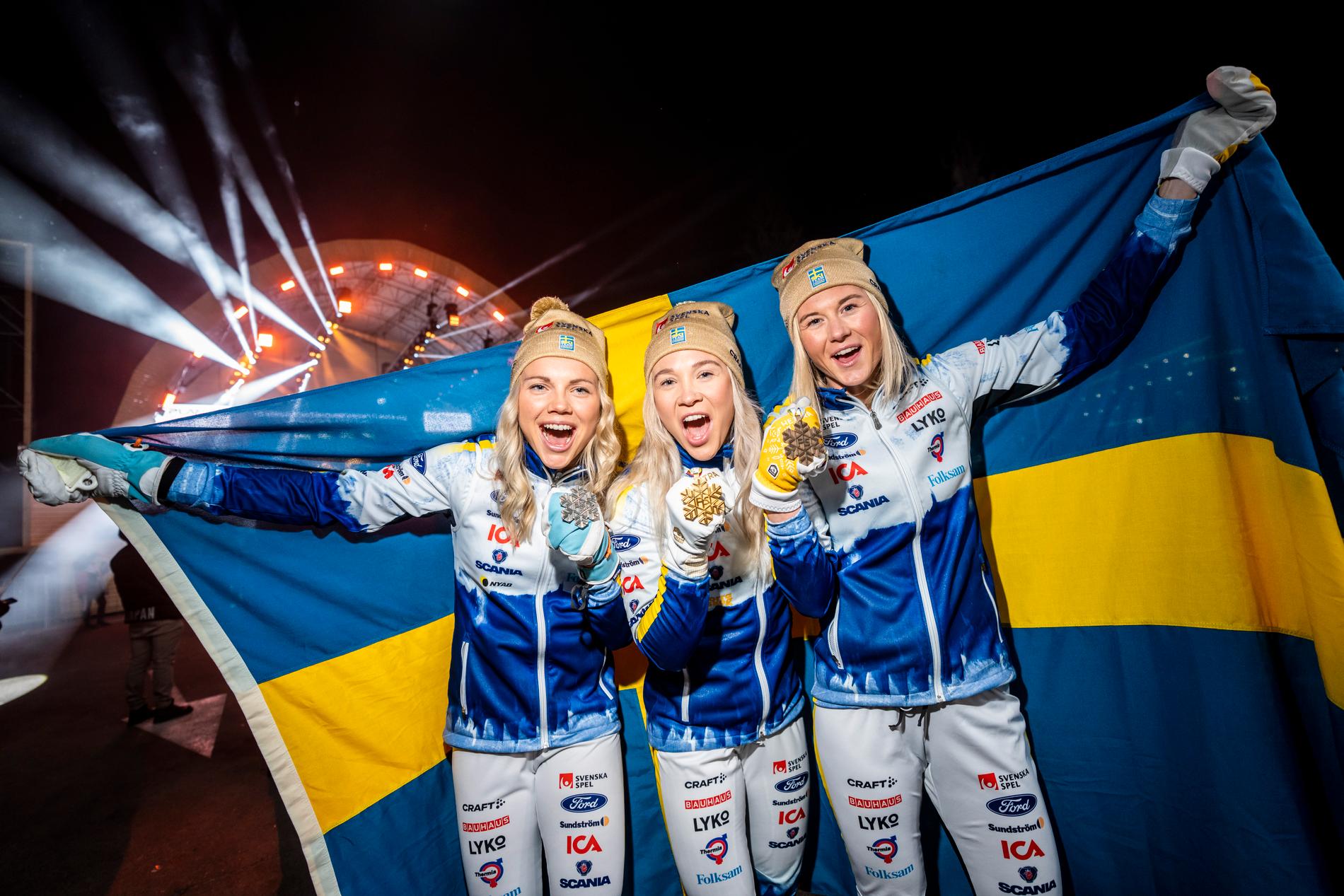 Svensk medaljglädje efter trippeln i sprinten på Skid-VM.