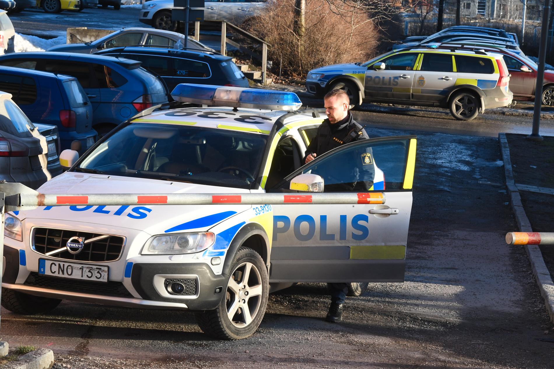 Polis på plats i Rinkeby