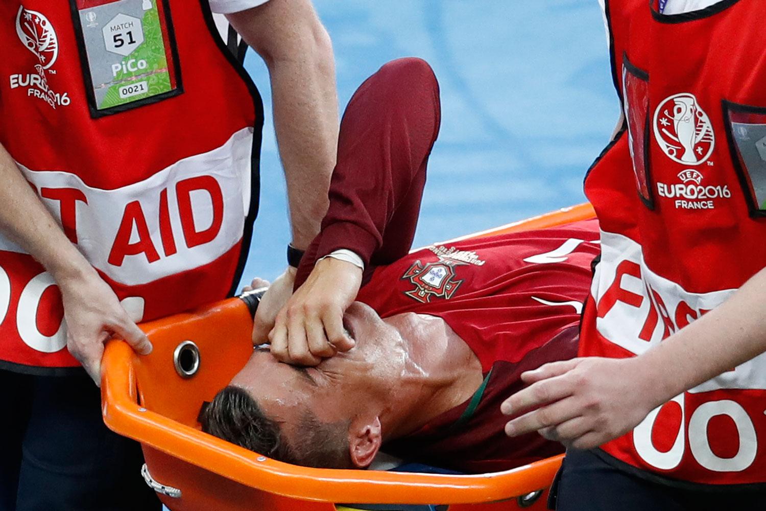 Cristiano Ronaldo skadade sig i EM-finalen.