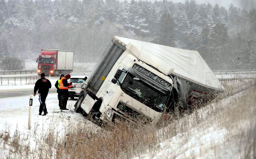 Lag på vinterdäck för lastbilar kom till slut, men bara på framdäcken.