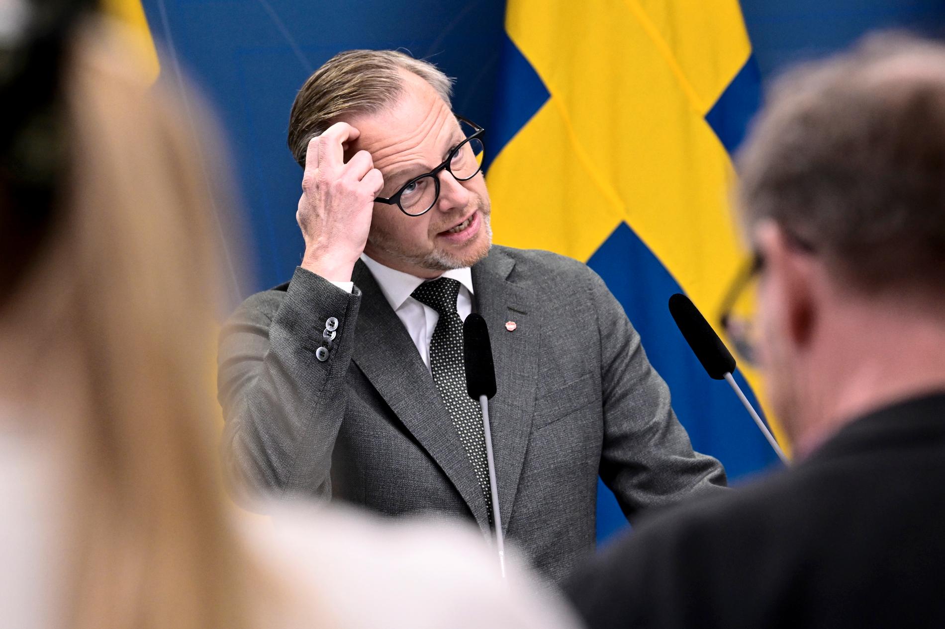 Finansminister Mikael Damberg presenterar Finansdepartementets senaste prognos för den makroekonomiska utvecklingen och de offentliga finanserna vid en pressträff i Rosenbad.