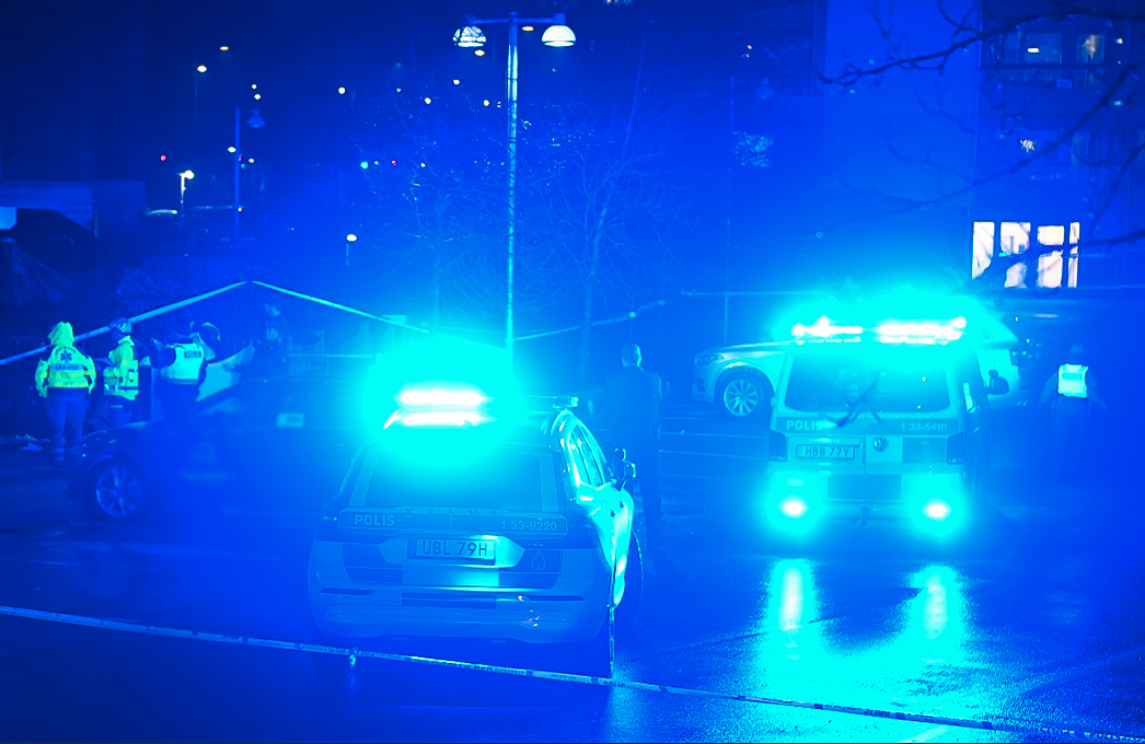  Polis och ambulans larmades till Huvudsta centrum i Solna.
