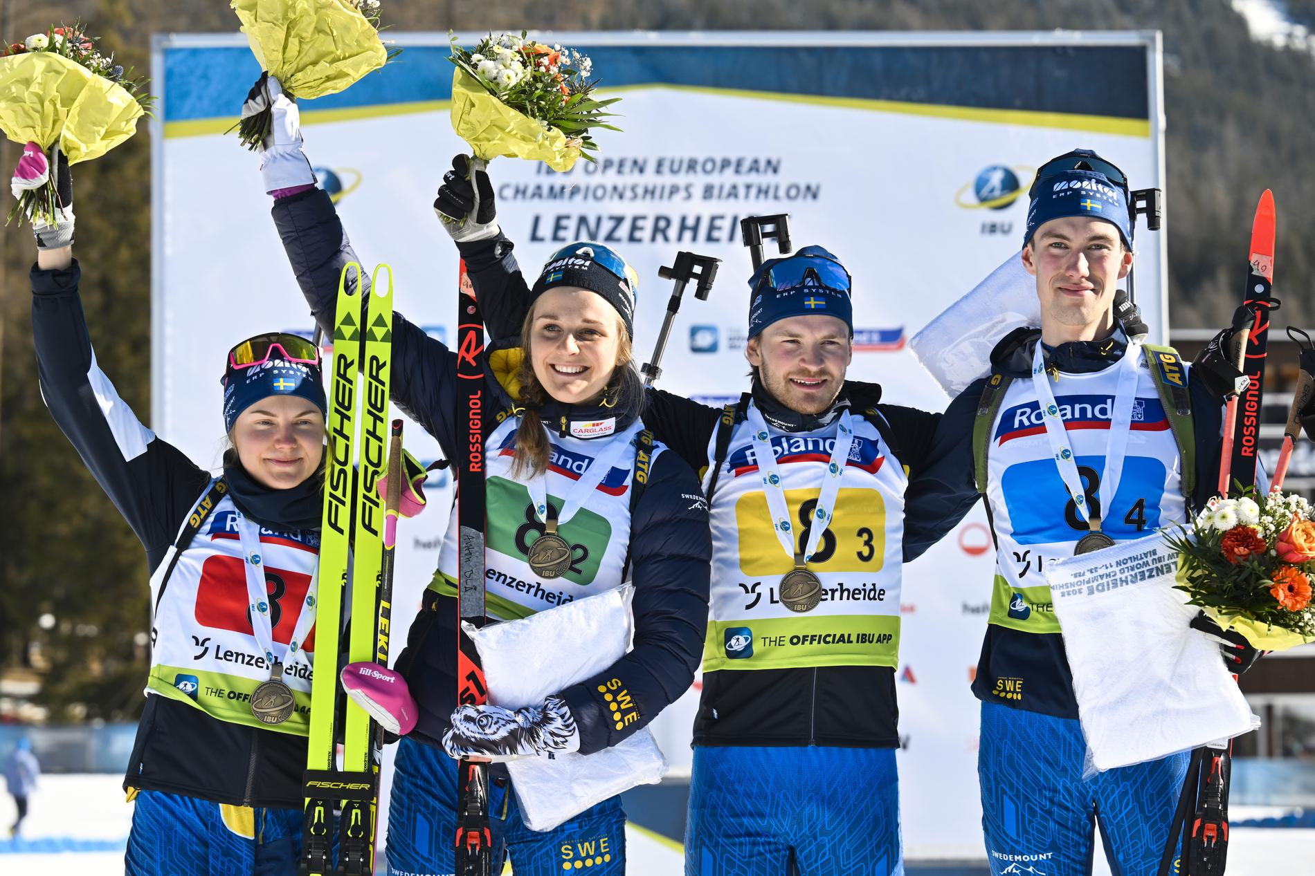 Tilda Johansson, Stina Nilsson, Malte Stefansson och Anton Ivarsson jublar efter tredjeplatsen på mixedstafetten i EM 2023. 
