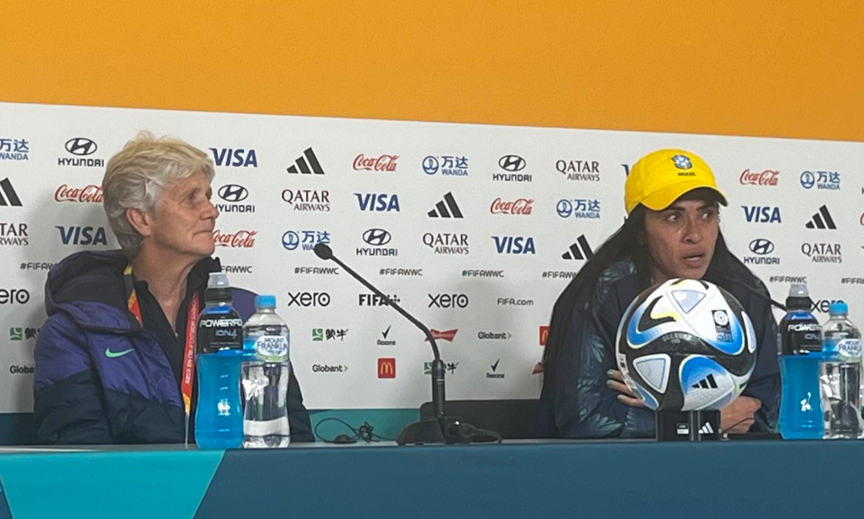 Marta och Sundhage på presskonferensen. 