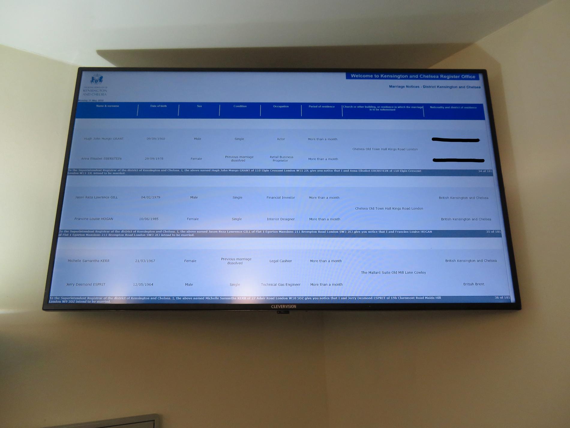 Tv-skärmen som visar registrerade blivande brudpar i Chelsea och Kensington-distriktet