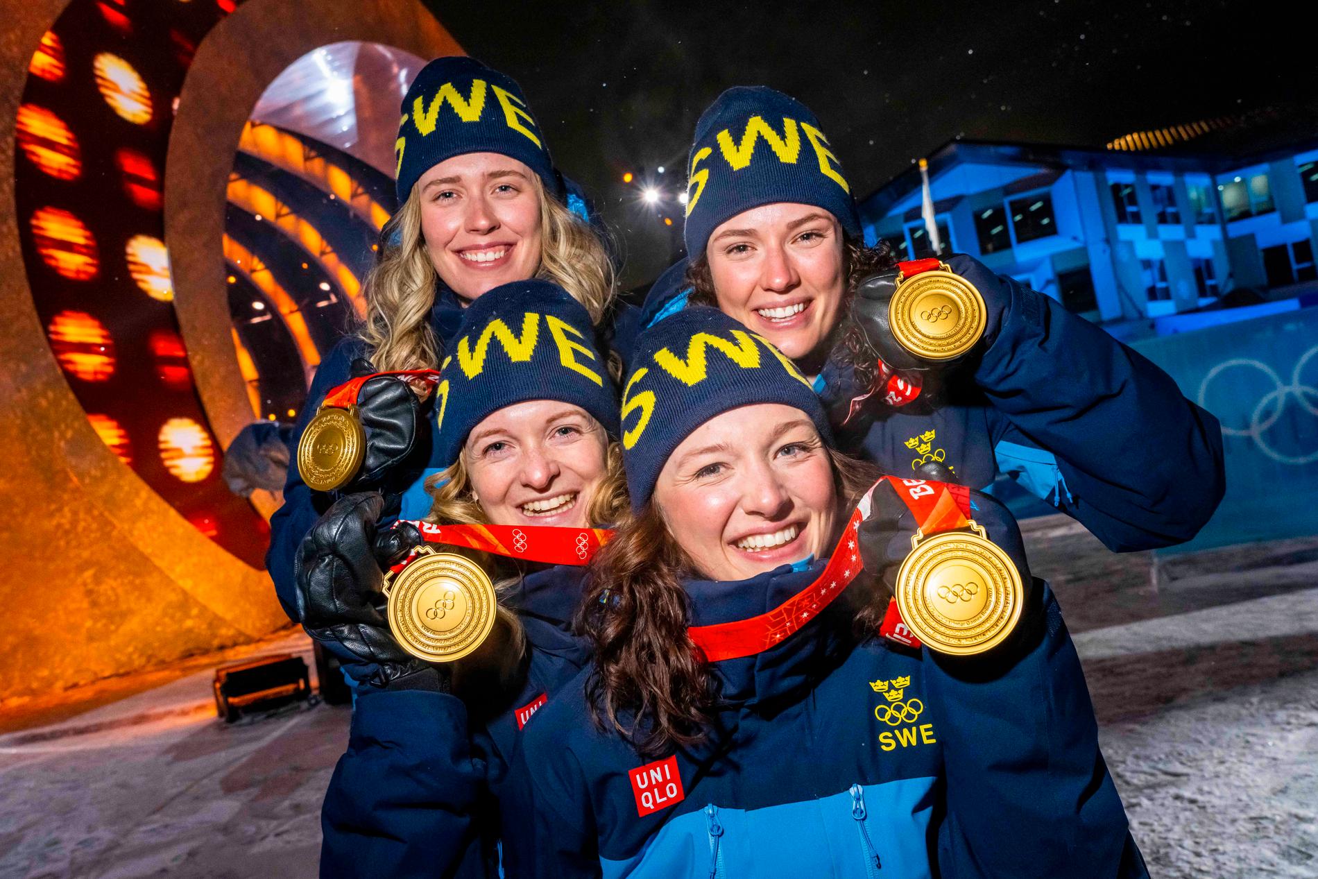 Elvira Öberg, Hanna Öberg, Linn Persson och Mona Brorsson med OS-guldet.