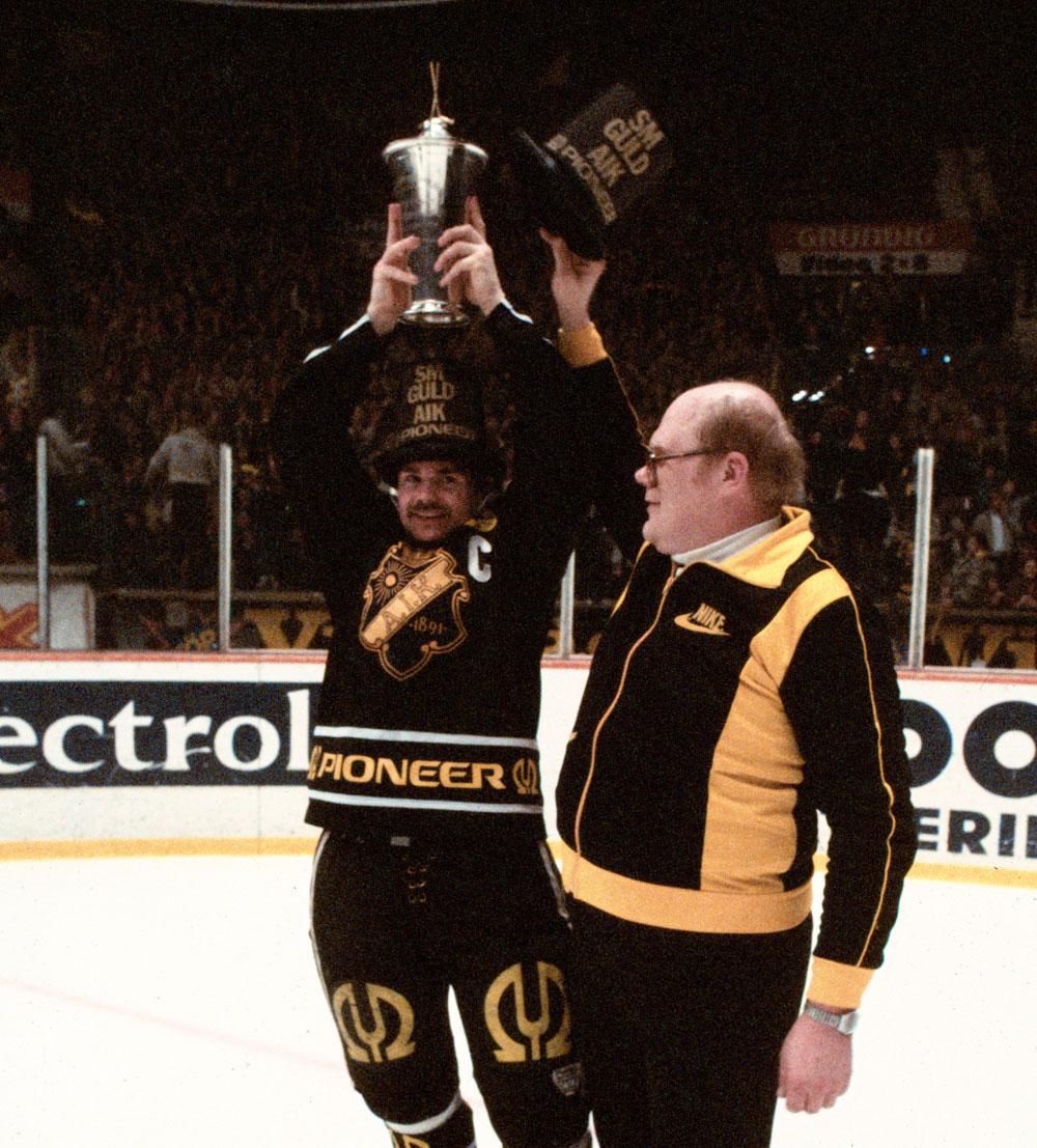 AIK:s lagkapten Bo Ericson höjer SM-bucklan tillsammans med Roger Andersson efter finalsegern 1982.