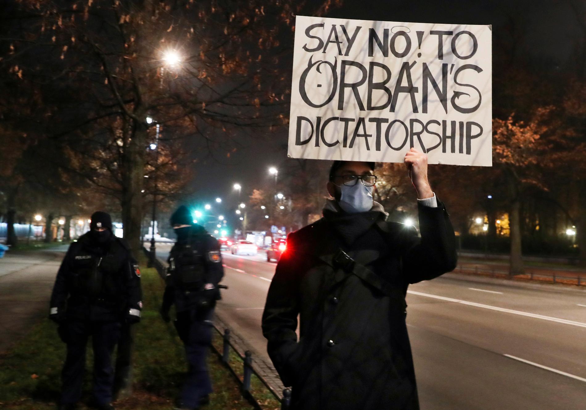 Demonstrant i Warszawa i Polen protesterar mot ett besök från Ungerns premiärminister Viktor Orbán 2020. Ungern och Polen är på kollisionskurs med övriga EU-länder inom en rad frågor på rättsstatsområdet. Arkivbild.