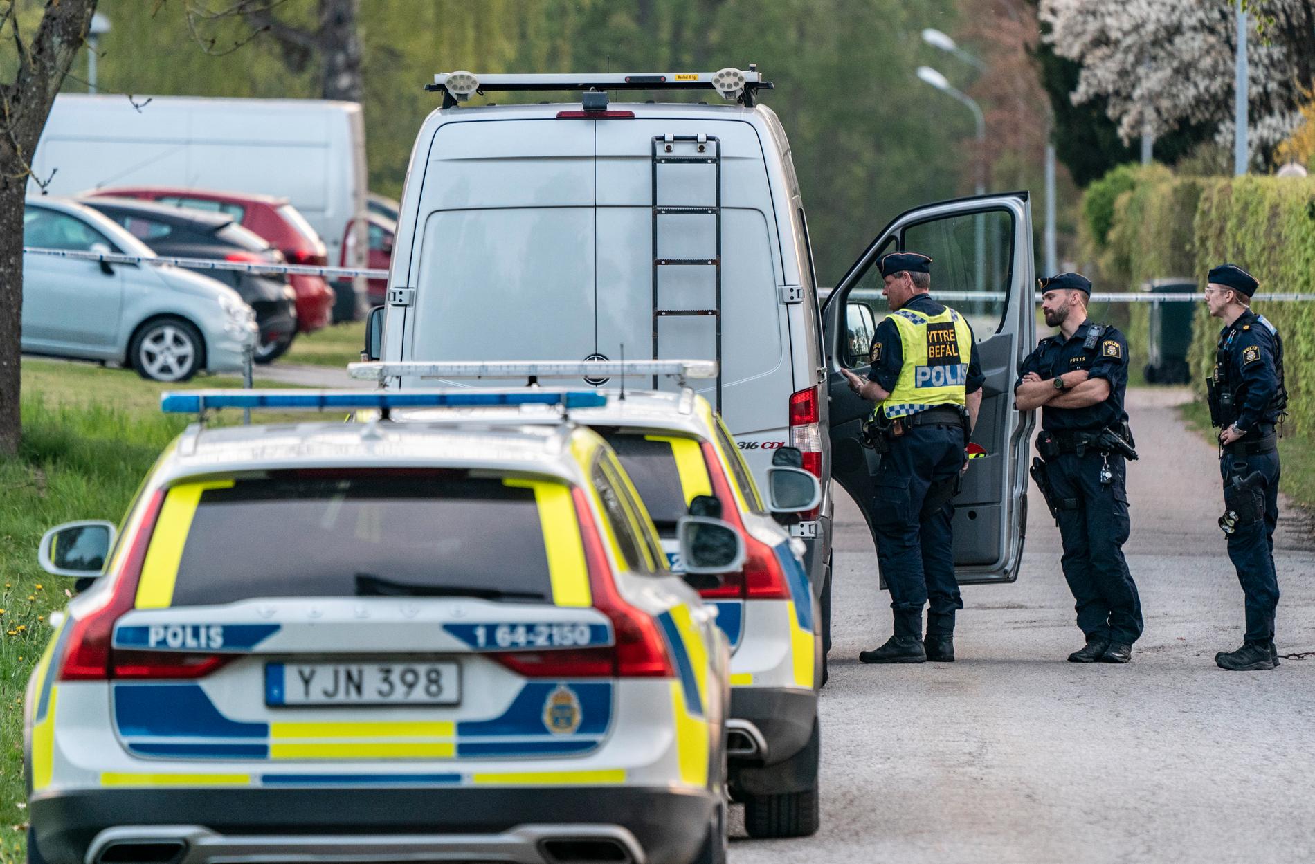 En förundersökning om mord har inletts sedan en död man hittats i en bäck utanför skånska Hörby.