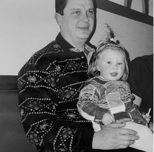 Amanda Anisimova som barn med sin pappa Konstantin.