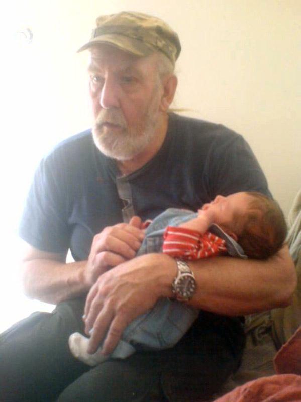 Tore Gustafson tillsammans med sitt barnbarn Egon.