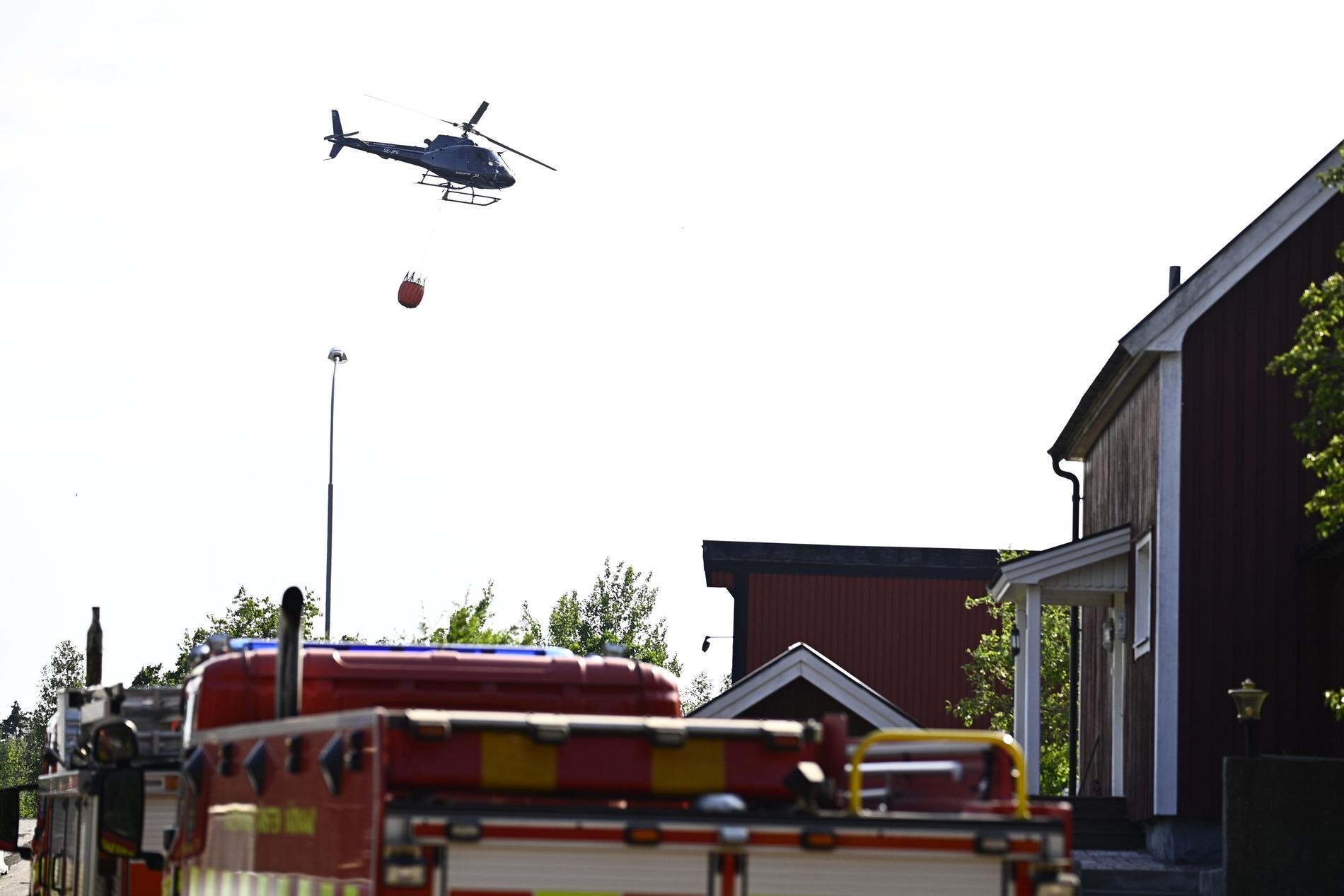 Vattenbombande helikoptrar används i släckningsarbetet av en omfattande skogsbrand i Mönsterås.