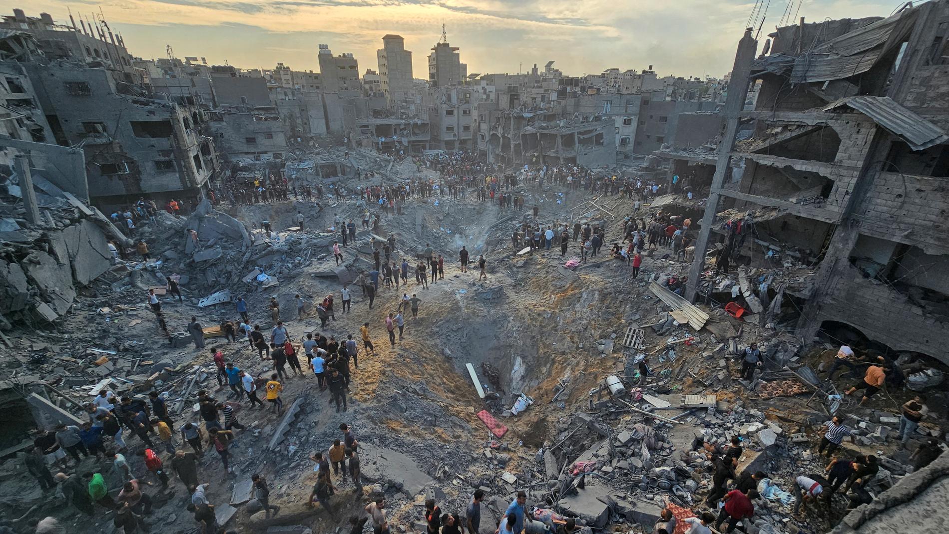 Palestinier i rasmassorna efter attacken under tisdagen. 