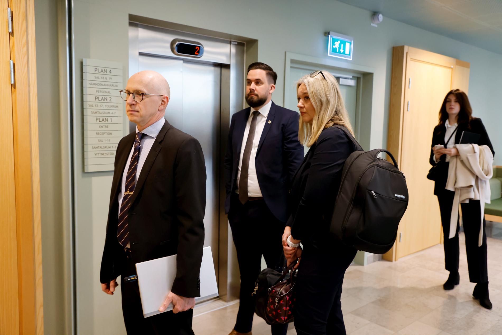 Åklagarna Jim Westerberg (till vänster) och Karin Lundström-Kron (tredje från vänster) på väg in till förhandlingssalen vid rättegången mot Paolo Macchiarini i Solna tingsrätt.
