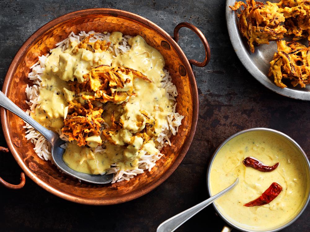 Punjabi kadhi pakora är en mild curry med friterad lök.