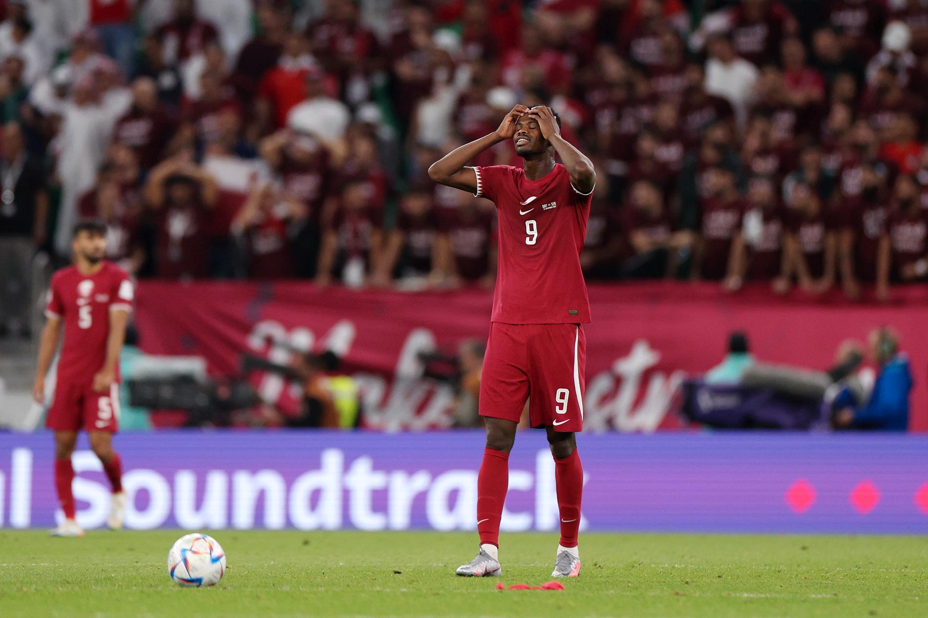 Qatar är på väg att åka ur fotbolls-VM efter förlust mot Senegal.