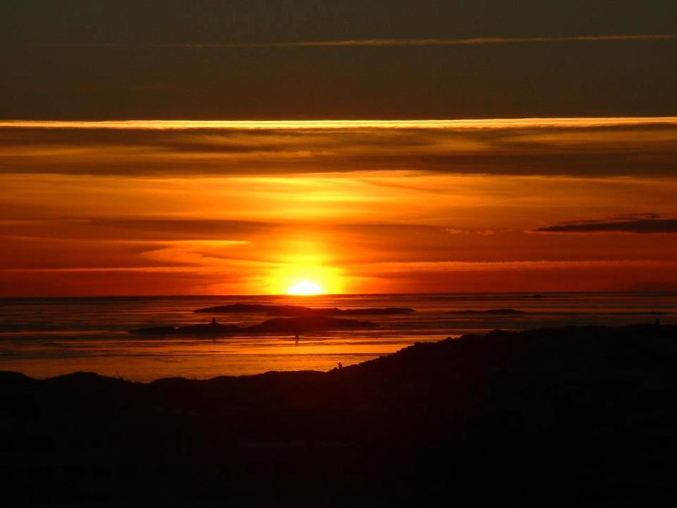 Solnedgång i vackra Lysekil, från mitt fönster, skriver Cathrine.