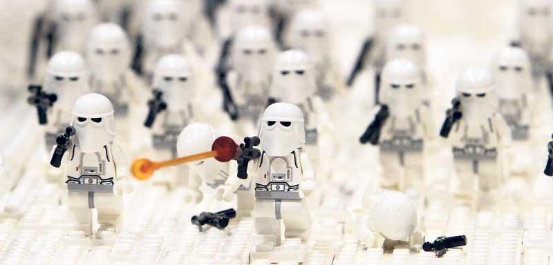 Lego har erövrat rymden, men på jorden är företaget långt från en modern världsbild, skriver debattörerna.