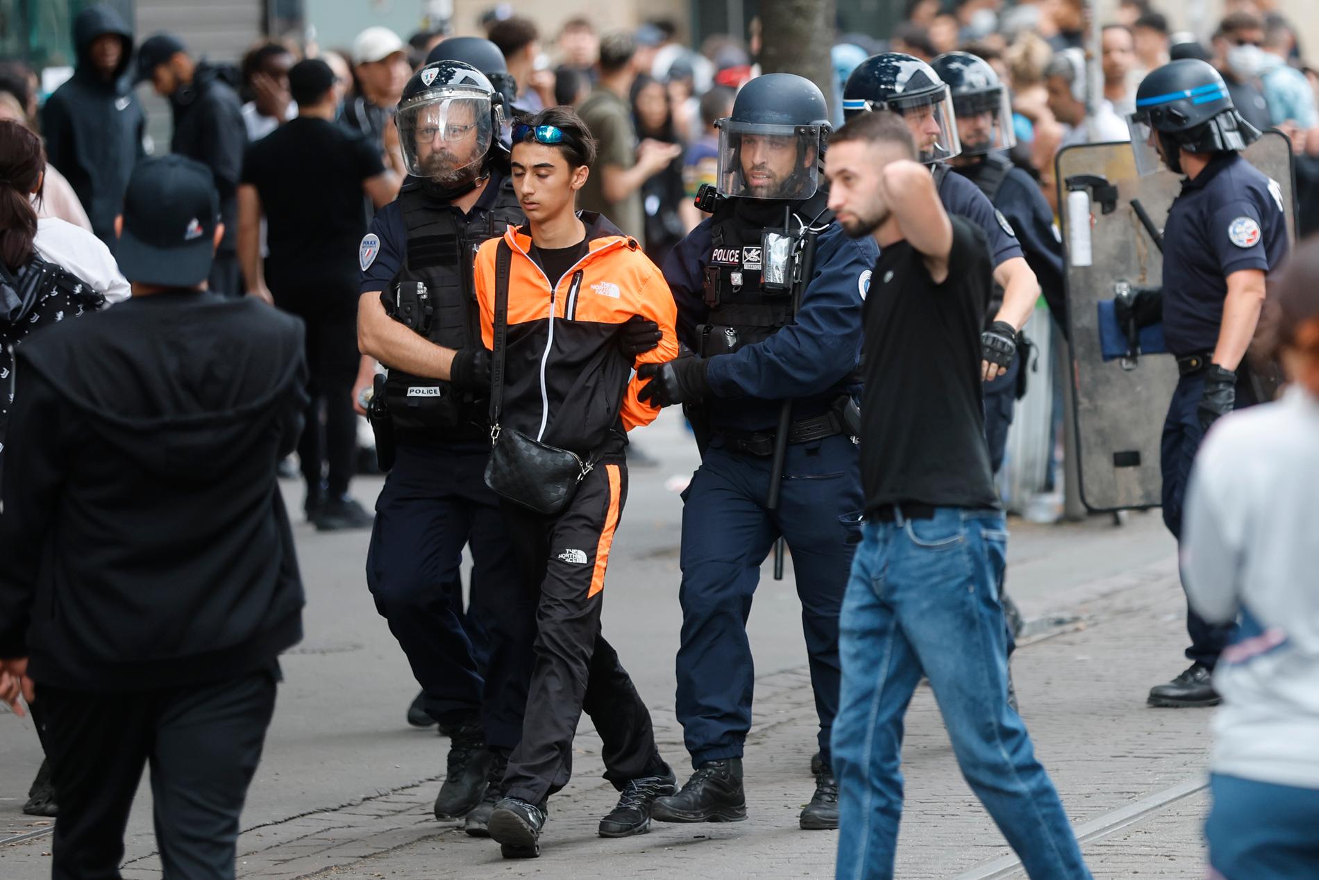 En gripen demonstrant förs bort av polis Strasbourg.