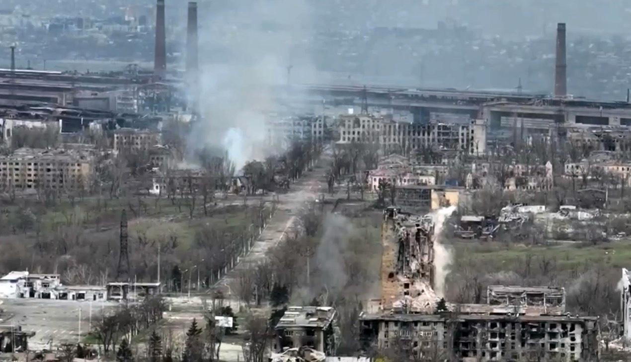 Brinnande byggnader i Mariupol på tisdagsmorgonen.
