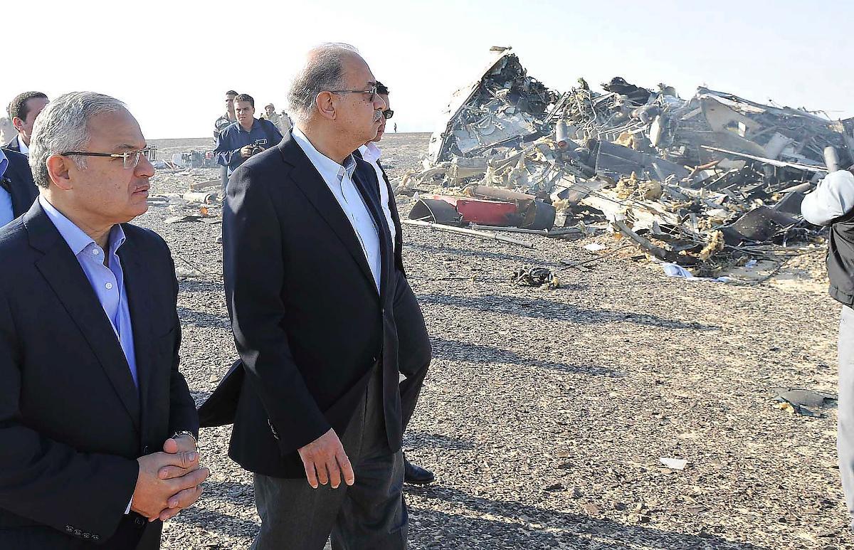 Egyptens turistminister Hisham Zaazou och premiärminister Sherif Ismail besökte olycksplatsen dagen efter kraschen.
