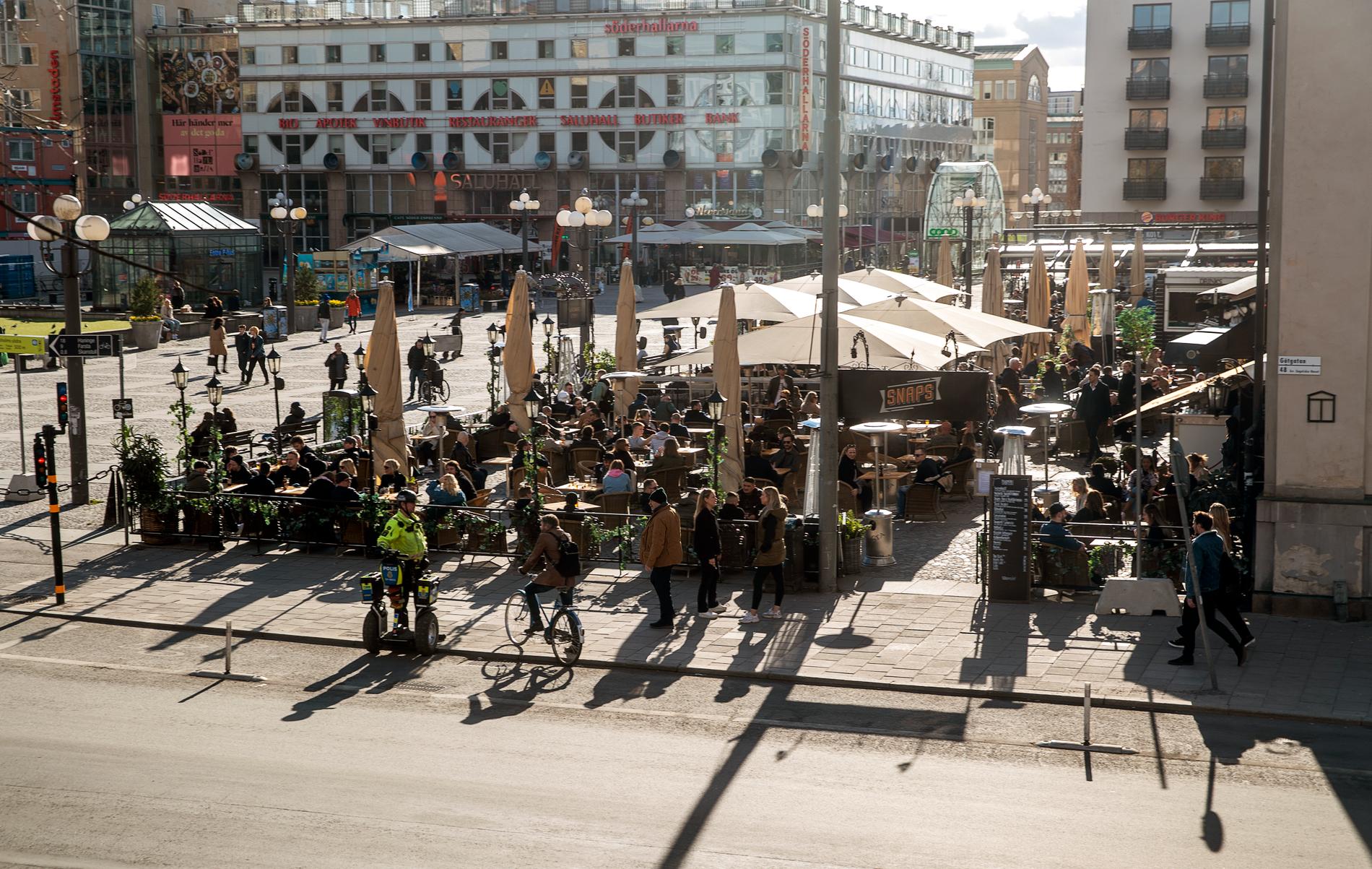 Fullsatt på uteserveringarna på Medborgarplatsen i Stockholm. Arkivbild.