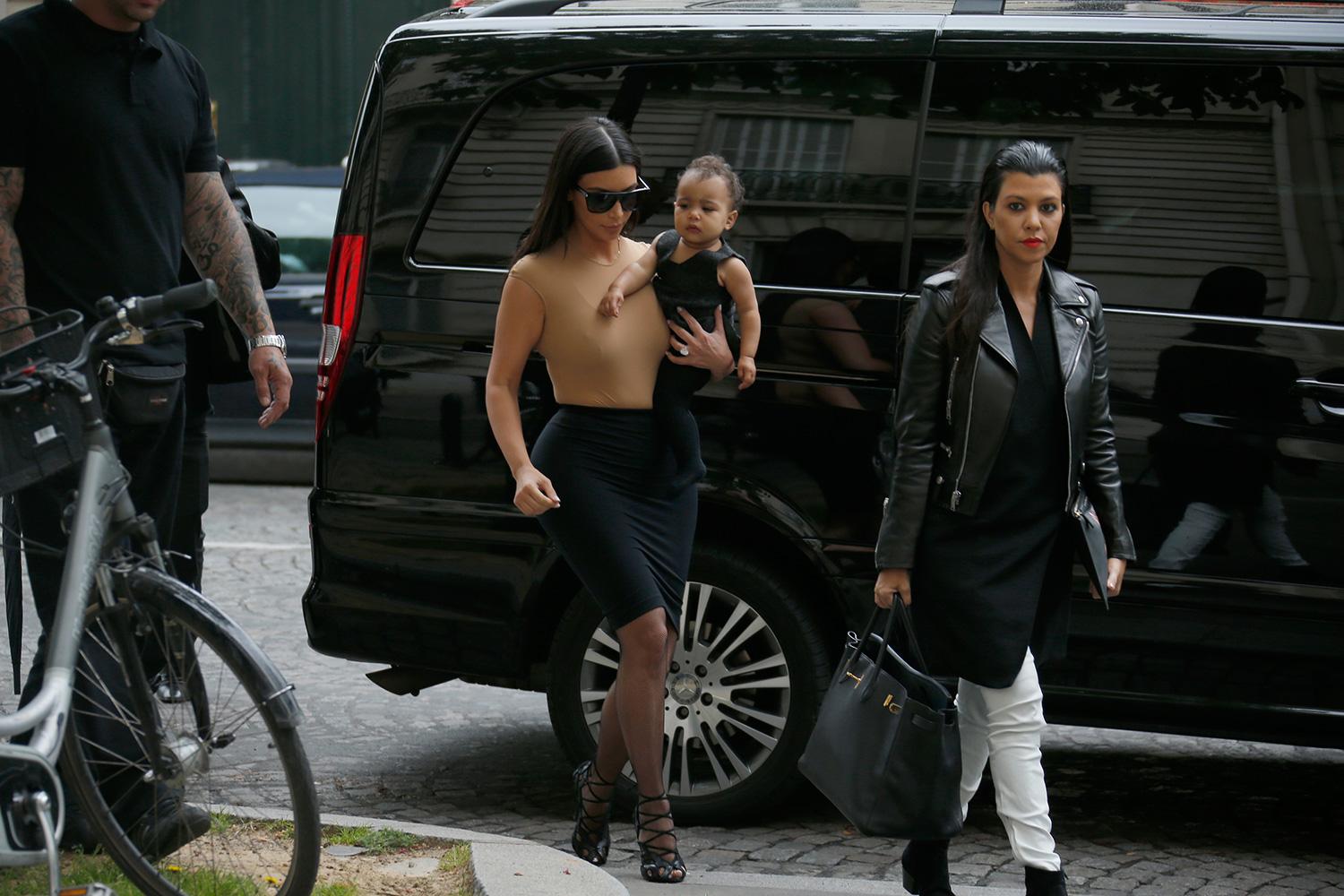 Kim Kardashian med dottern North och systern Kourtney i Paris.