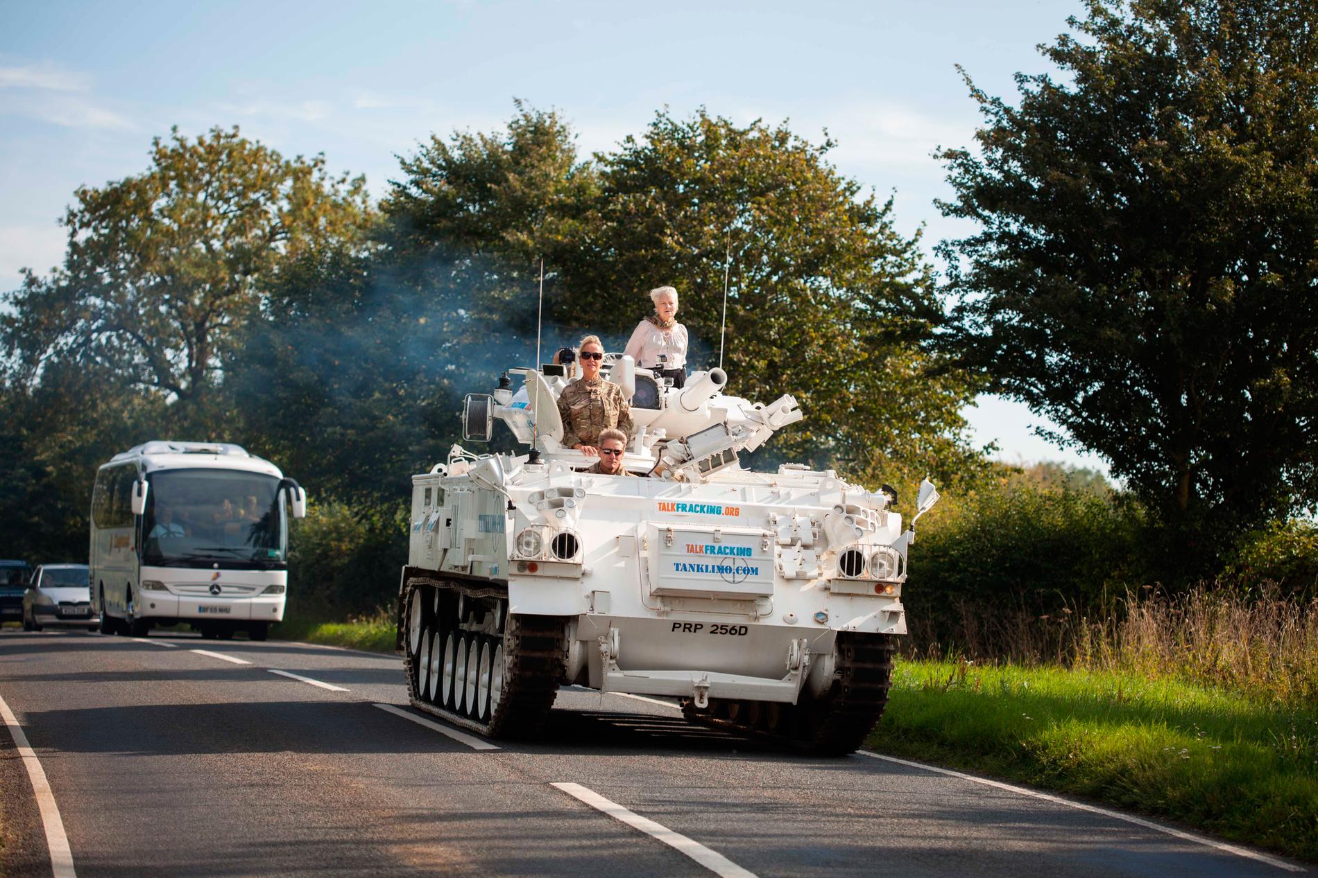 Kläddesignern i en stridsvagn på väg mot Camerons bostad 2015. 