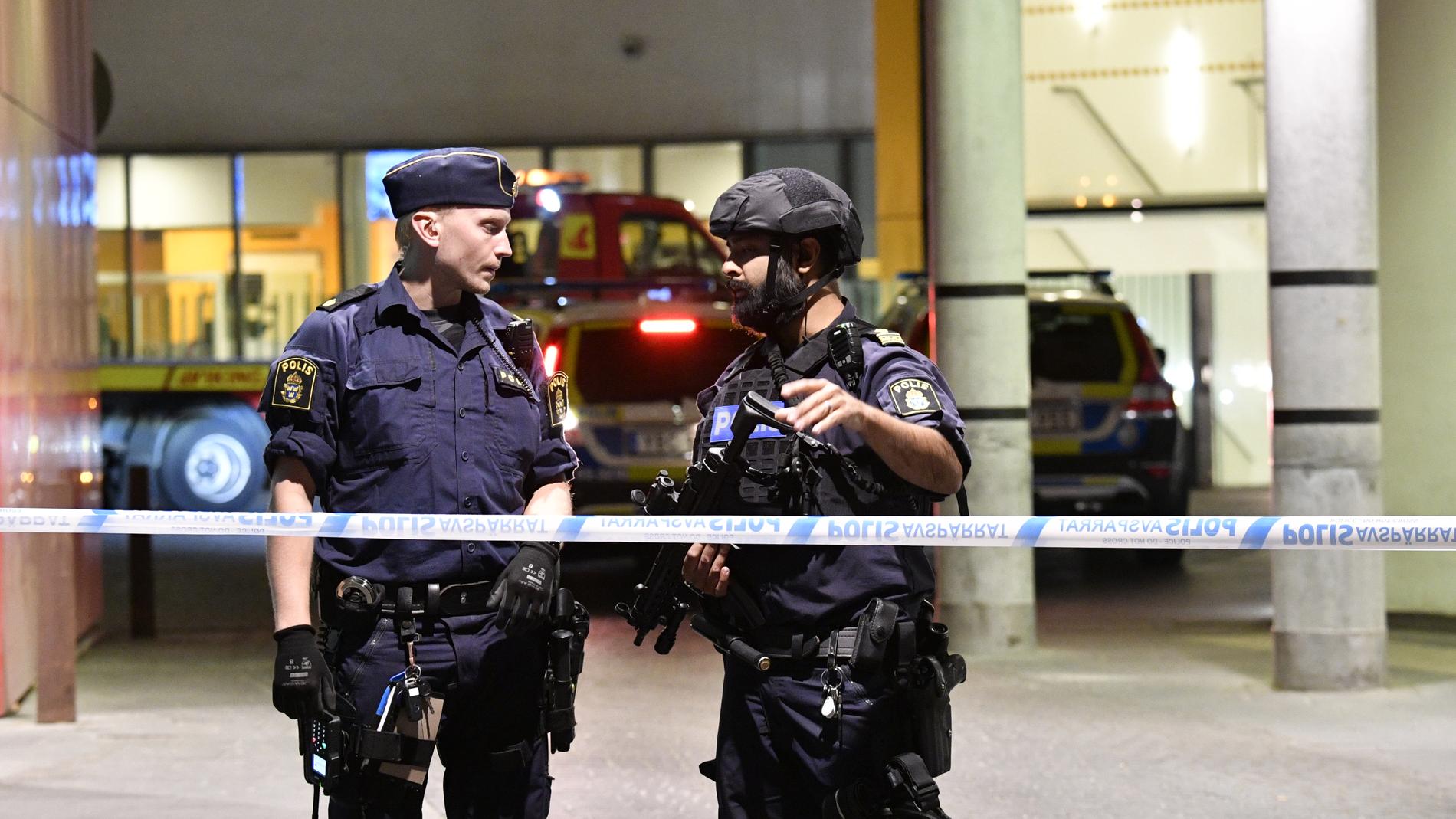 Polisen bevakar akuten i Malmö efter att en man skjutits vid Lindängsplan i Malmö under torsdagskvällen.