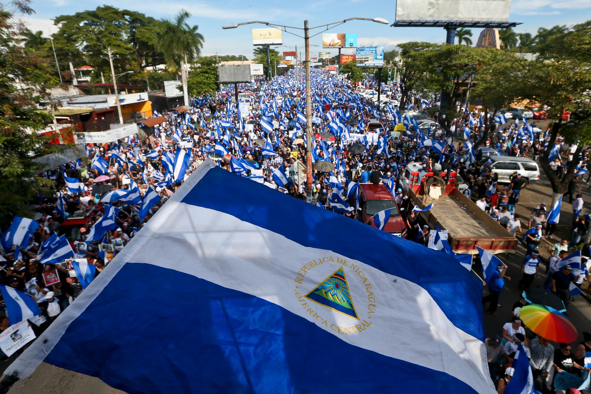 Tusentals marscherade mot Nicaraguas president Daniel Ortega i Nicaraguas huvudstad Managua samtidigt som andra visade sitt stöd för regeringen.