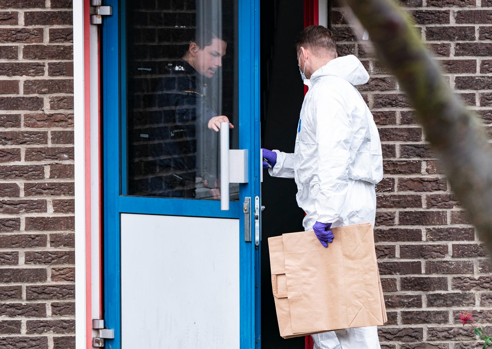 Polis och kriminaltekniker i Malmö efter en dödsskjutning på lördagsmorgonen.