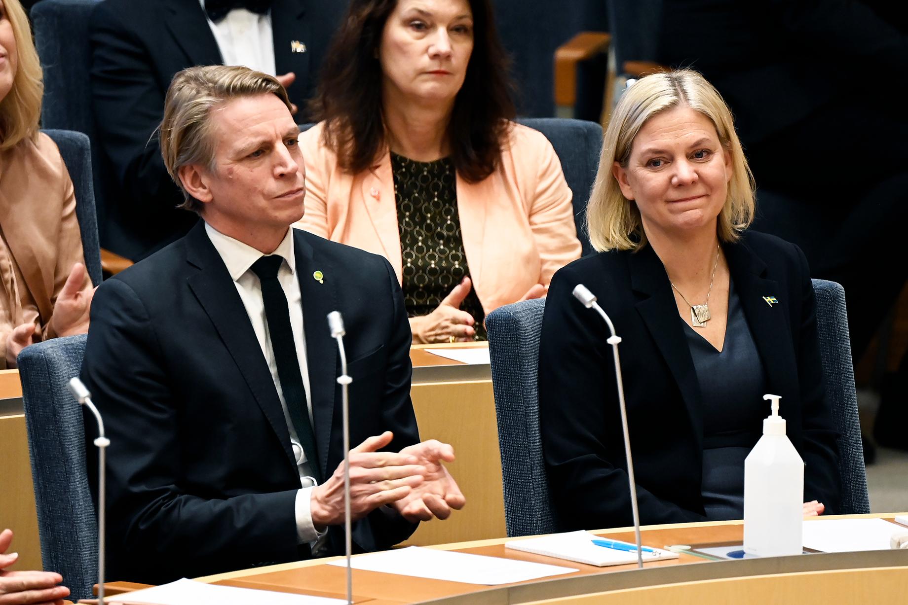 Magdalena Andersson inväntar omröstningen tillsammans med Miljöpartiets Per Bolund.