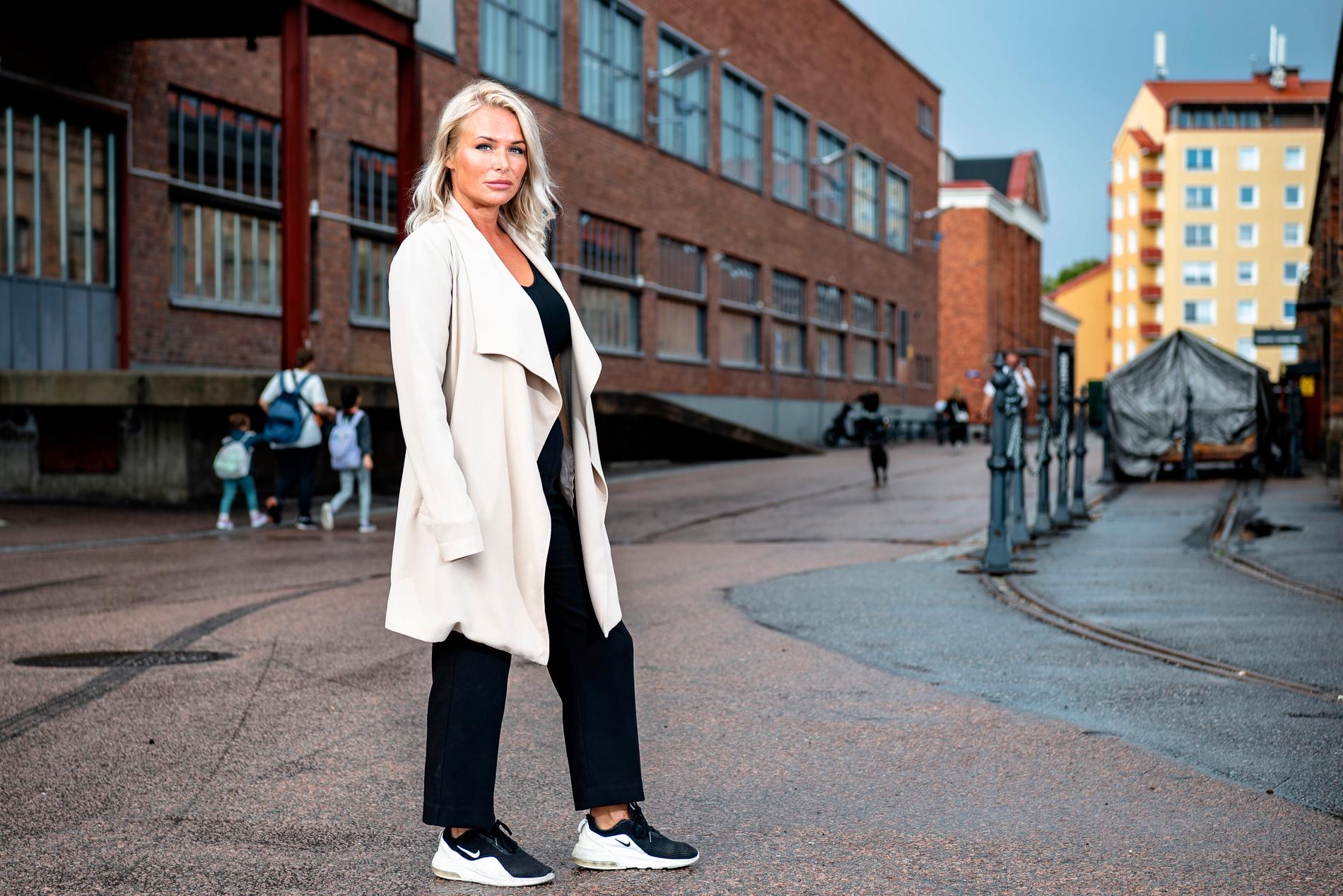 Mötet med Svenska hjältar är första gången Heidi Jortikka är tillbaka på platsen efter händelsen, och hon säger att det är jobbigt. ”Just här låg han som var svårast skadad” säger Heidi. 