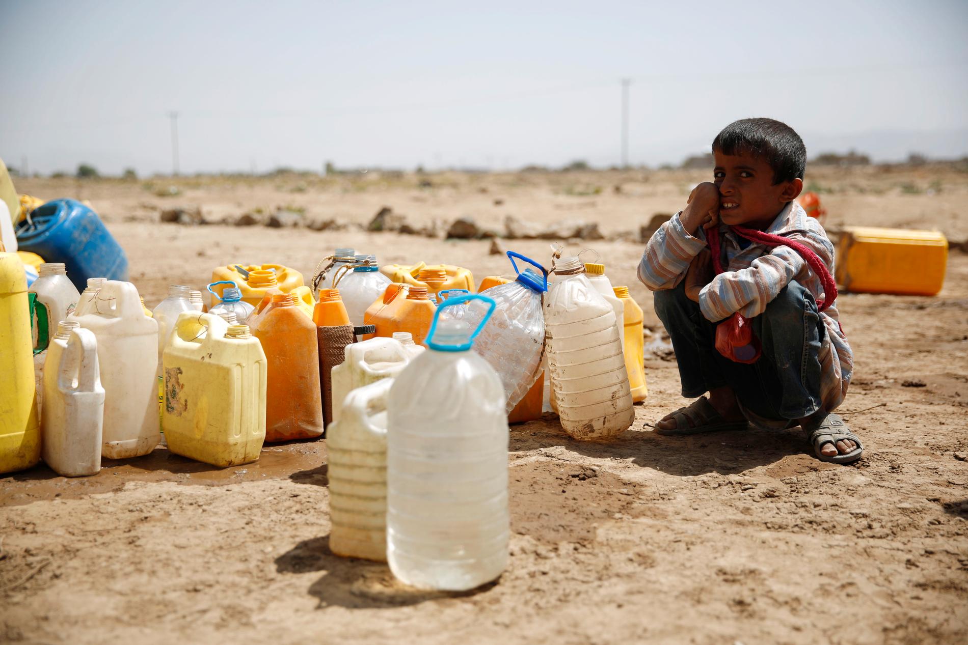 En pojke väntar på vatten i utkanten av Sanaa, Jemen. Arkivbild.