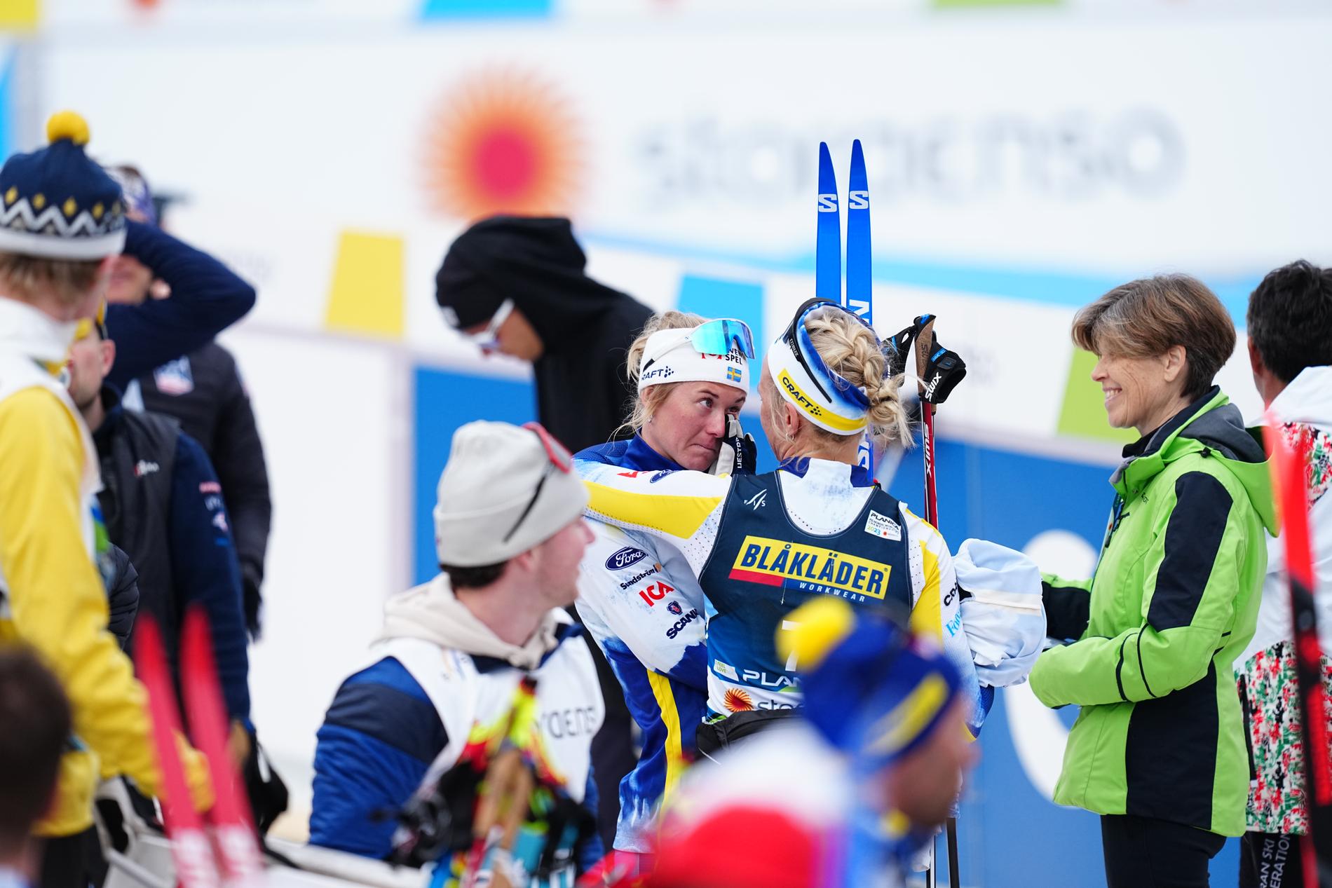 Maja Dahlqvist i tårar – kramar om Linn Svahn efter sprinten i skid-VM