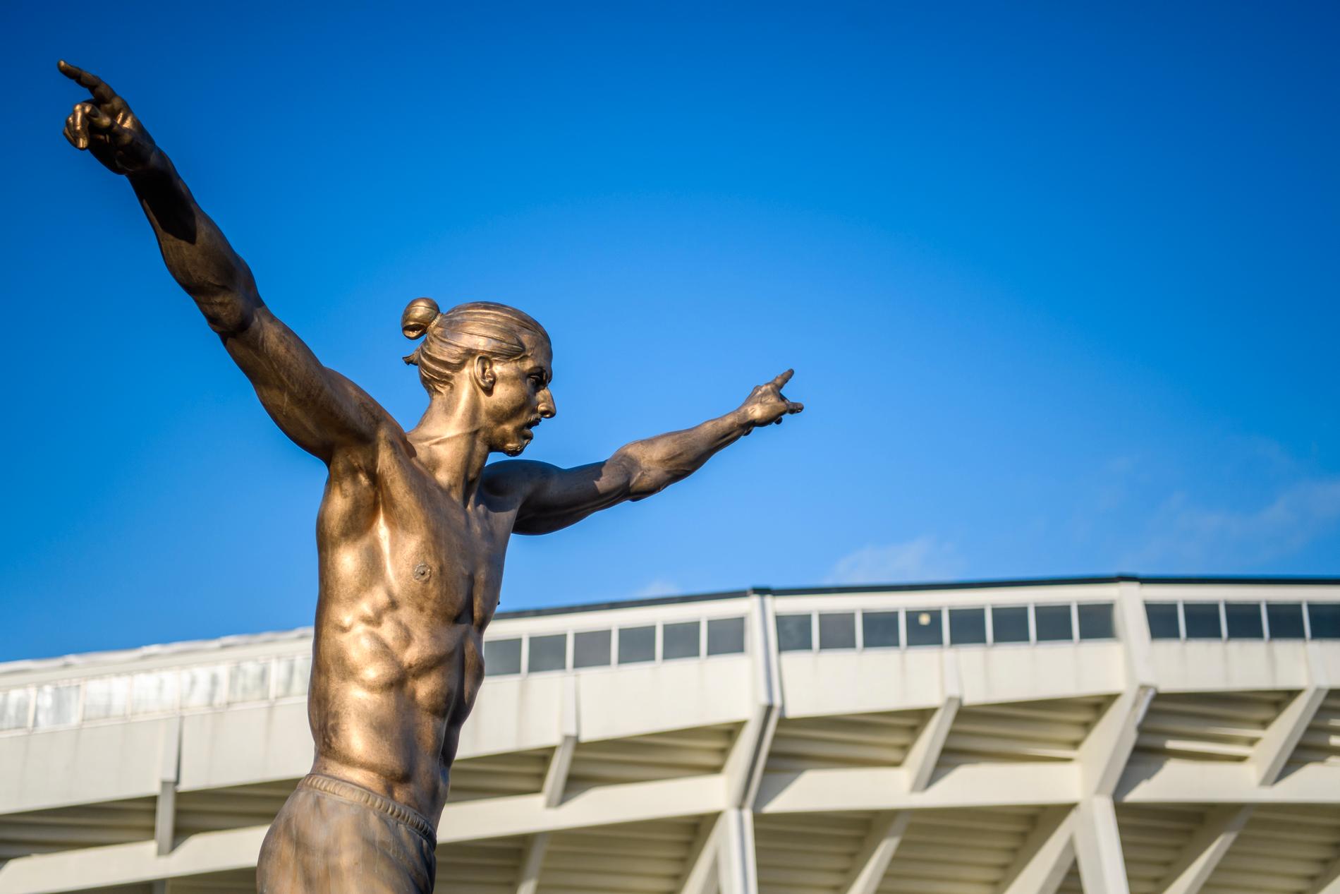 Zlatans staty står utanför Malmös hemmaarena.