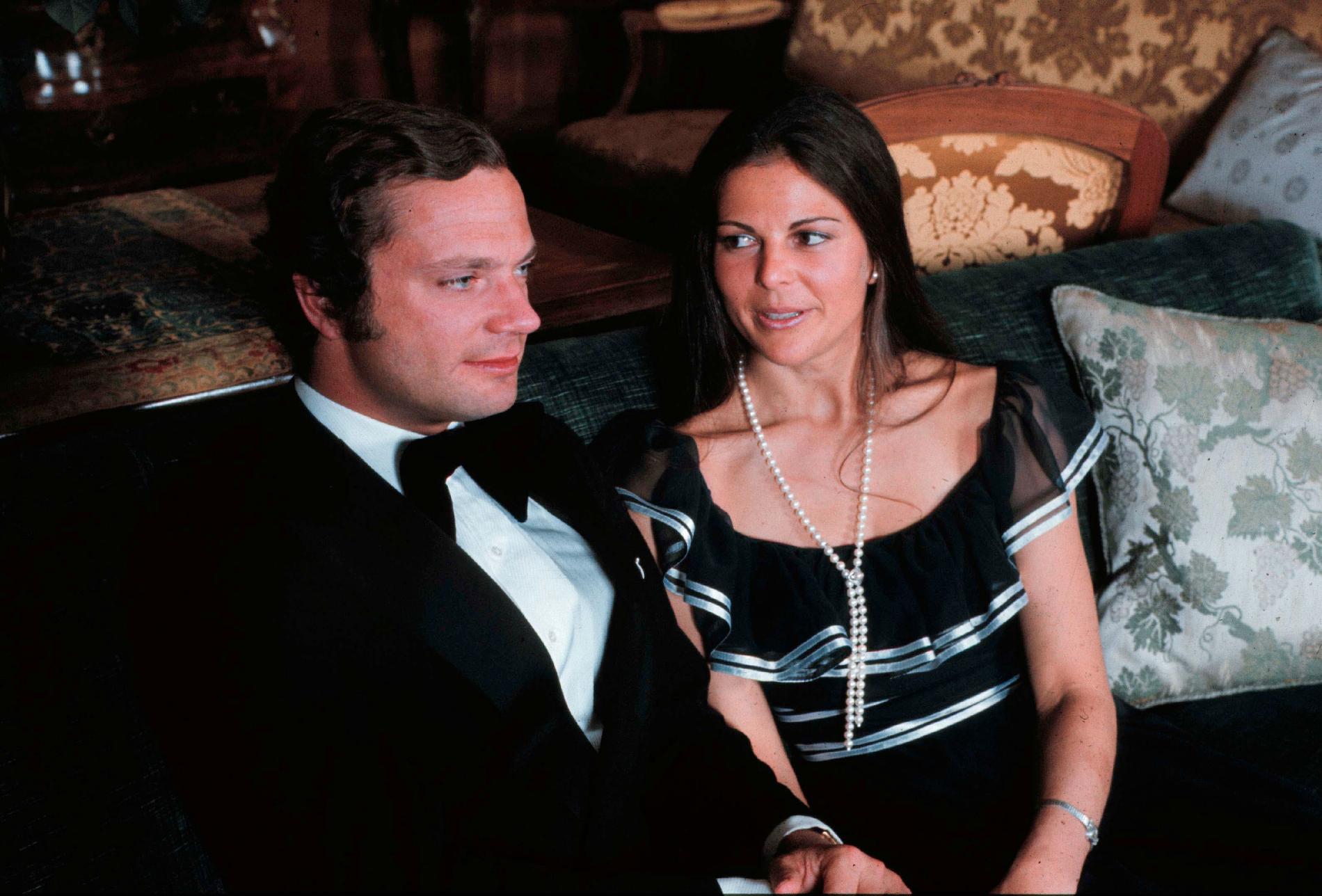 Så här såg det ut när unge kung Carl XVI Gustaf presenterade fröken Silvia Sommerlath som sin blivande hustru.