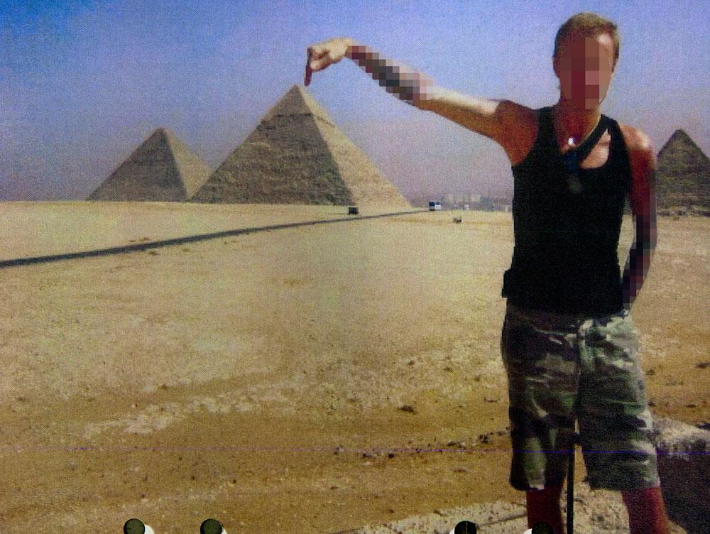 PÅ RESANDE FOT. Rullstolsmannen i en klassisk turistpose vid pyramiderna i Egypten 2007.