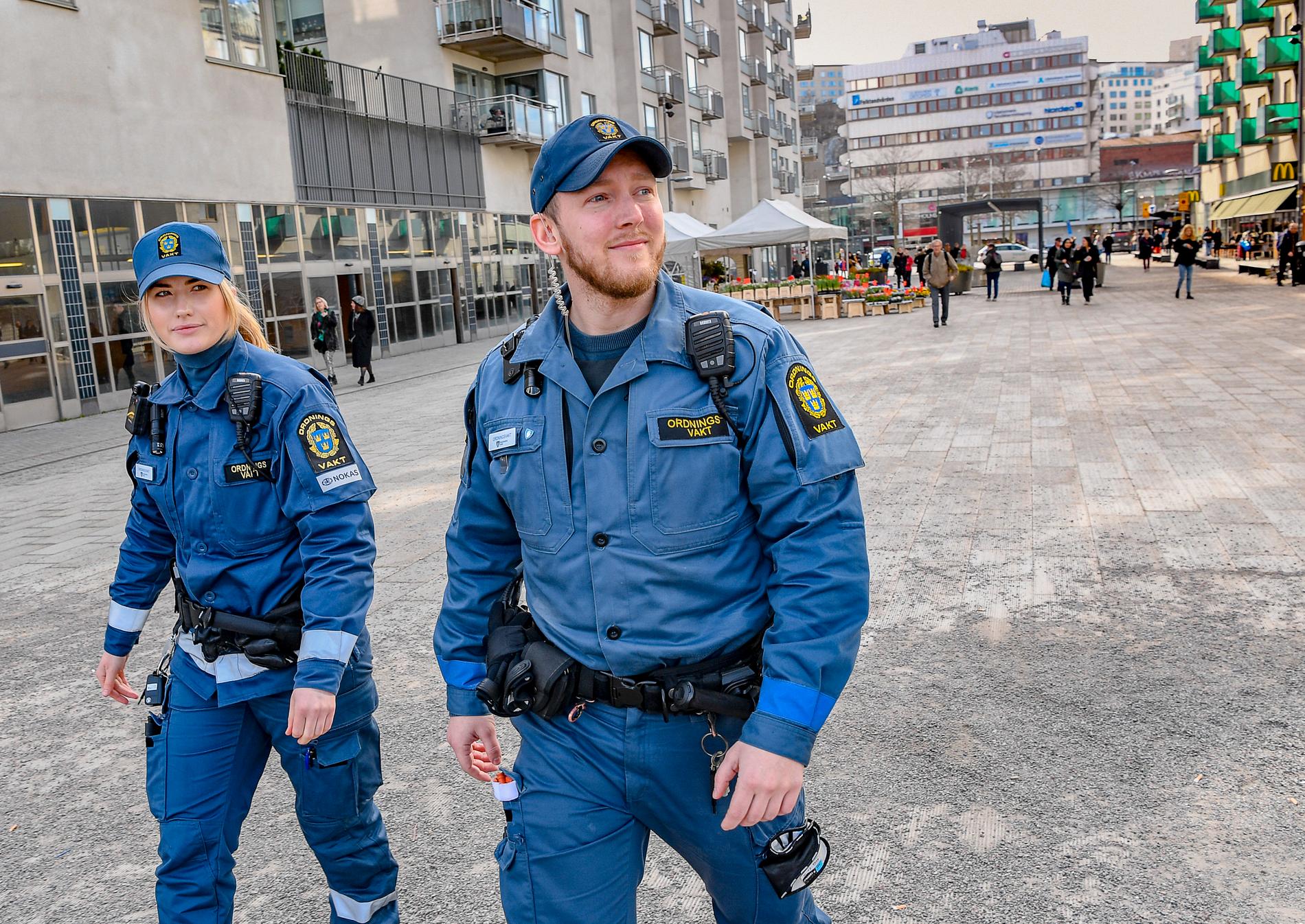 Mikaela och Eric från företaget Nokas patrullerar torget i Stockholmsstadsdelen Liljeholmen. Ordningsvakter och väktare utför allt fler uppdrag allmän plats och antalet gripanden genomförda av vakter fördubblades mellan 2017 och 2018.