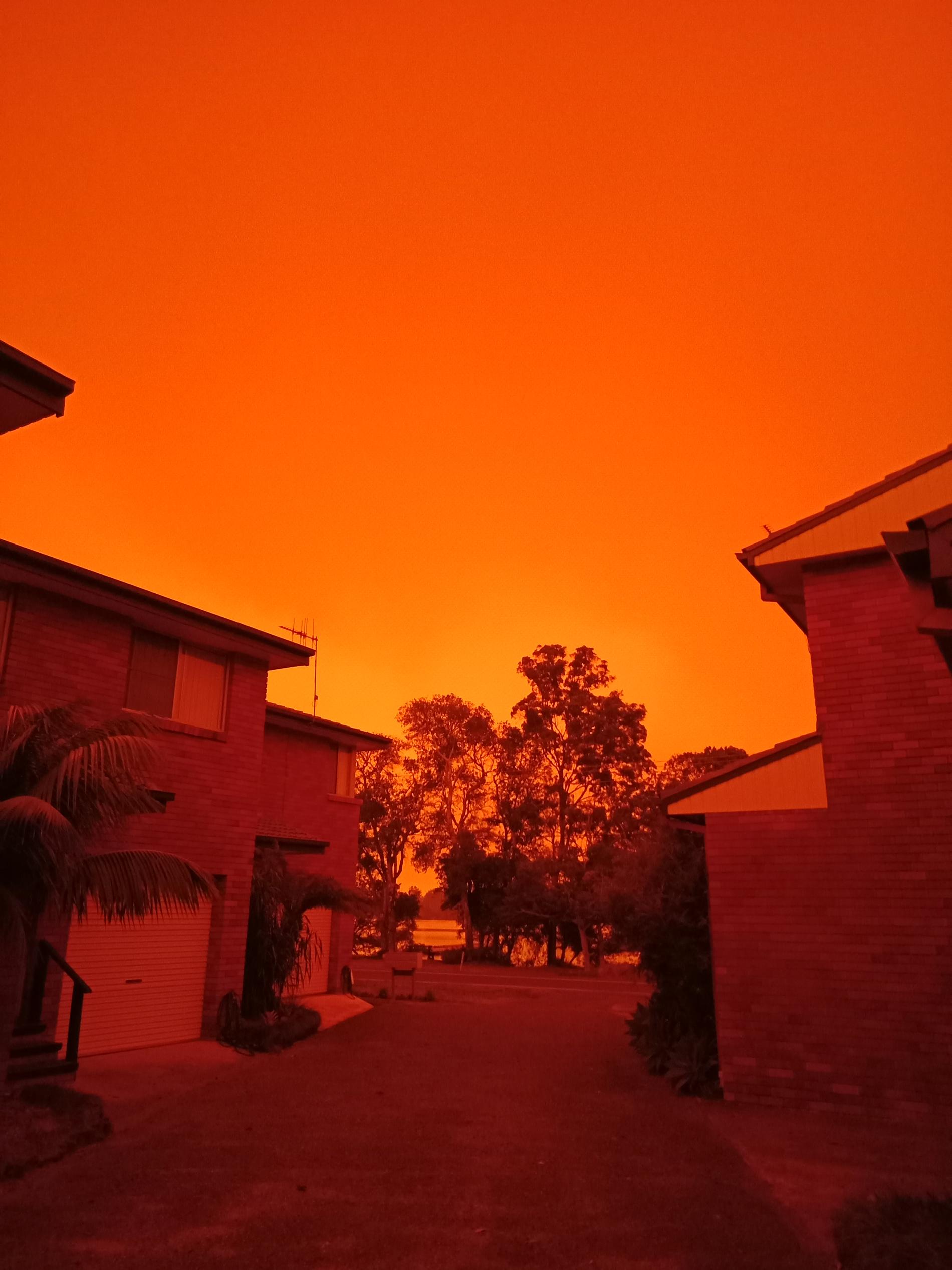 Himlen färgades röd när branden närmade sig. 