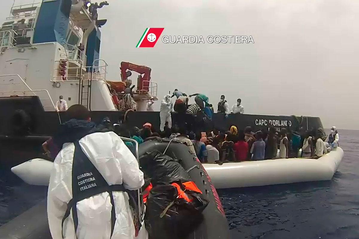 En räddningsaktion utanför Siciliens kust 27 maj 2016.
