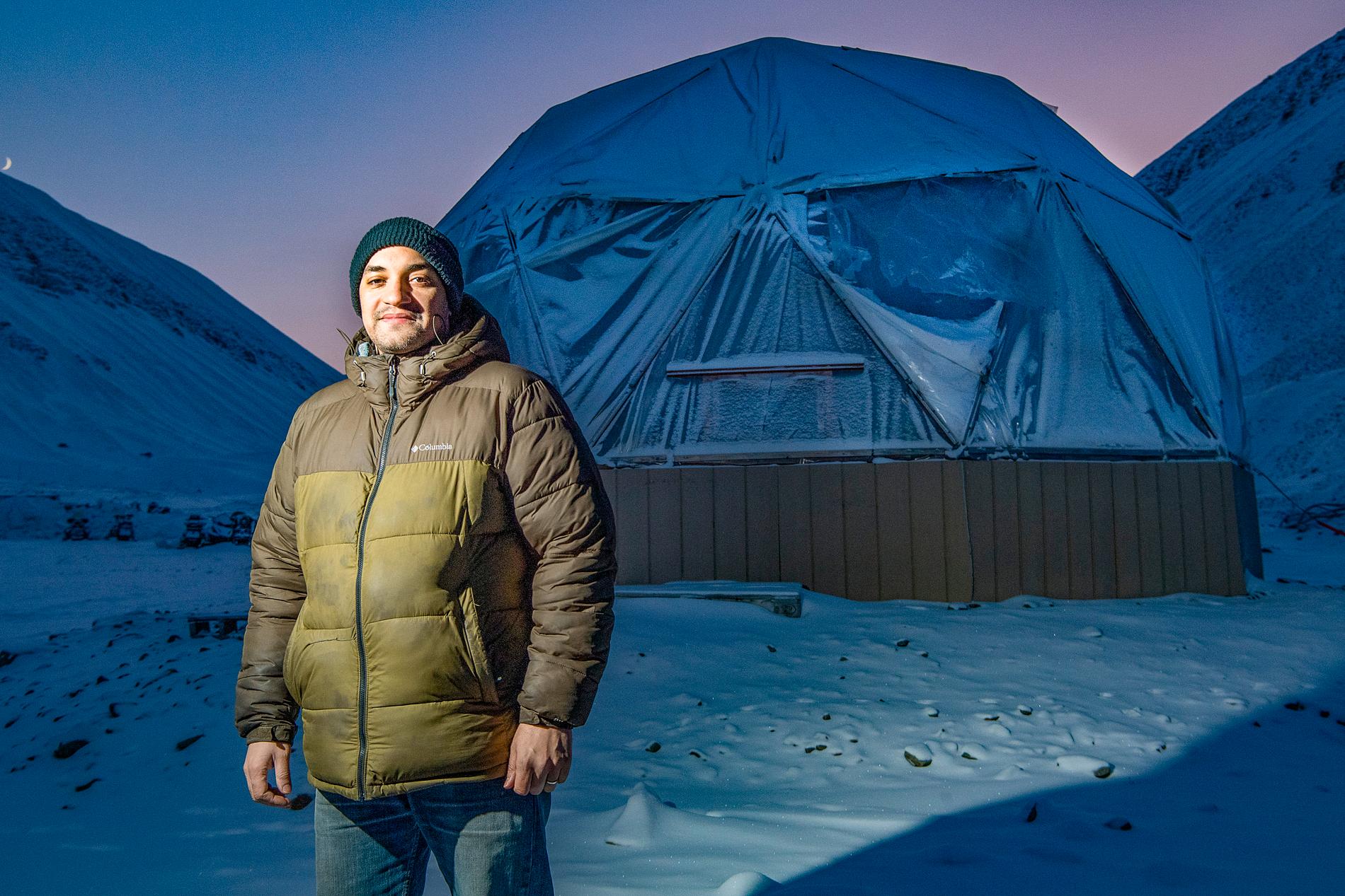 Amerikanen Benjamin Vidmar flyttade till Svalbard för att jobba som kock. Numera försöker han också närodla grönsaker för att göra tillvaron i Longyearbyen mer hållbar. På sommaren odlar Benjamin Vidmar grönsaker i ett kupolformat växthus.