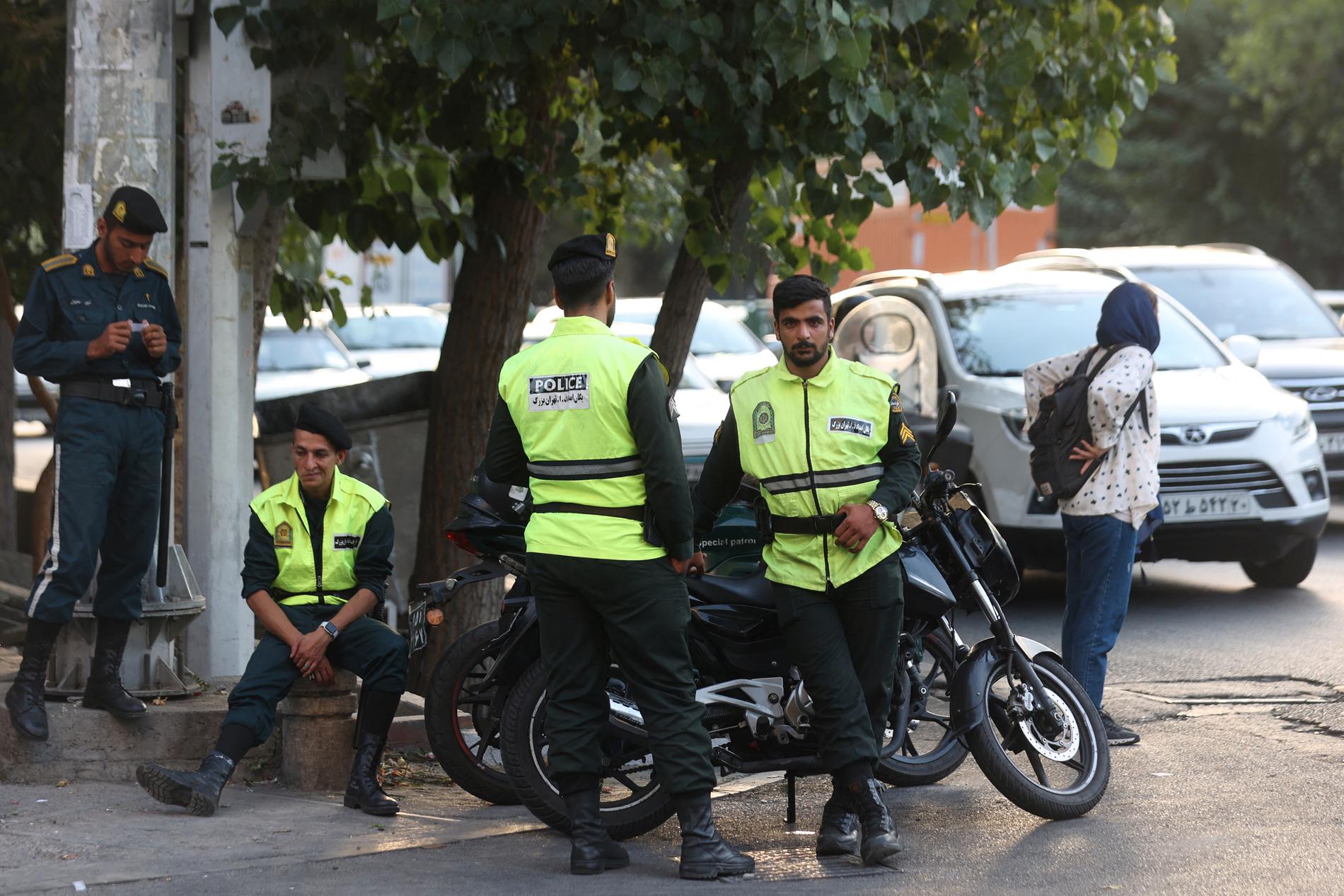 Polis på gatorna i Iran när sedlighetspolisen kommer tillbaka. 