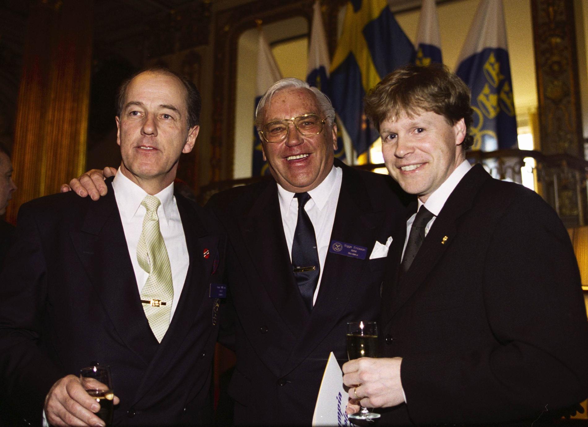 Sigge Ericsson (i mitten) tillsammans med två andra svenska OS-guldmedaljörer i skridsko, Jonny Nilsson (vänster) och Tomas Gustafson (höger) i Stockholm år 2000. Arkivbild.