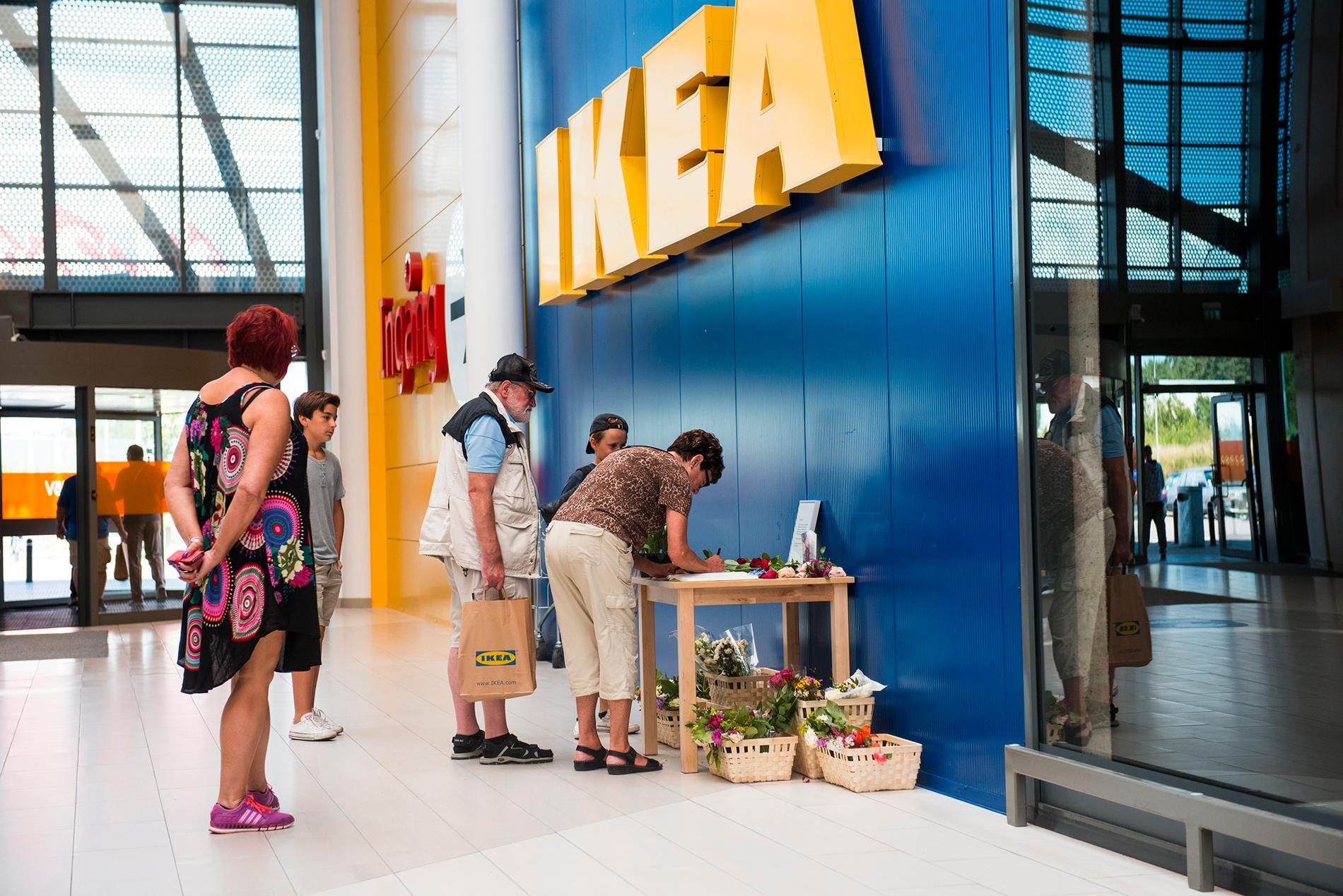 Ikea har ställt ut ett bord där folk kan lägga blommor och skriva några rader till minne av de två som dödades i en knivattack på varuhuset på måndagen. Varuhuset öppnadeigen på onsdagen efter att hållit stängt under tisdagen.