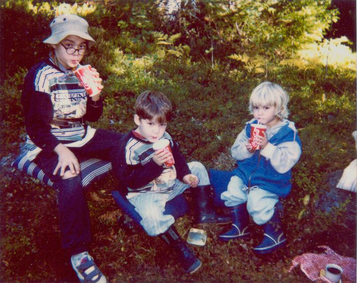 Wille, Hugo och Emma älskade att fika i skogen nära familjens gård.