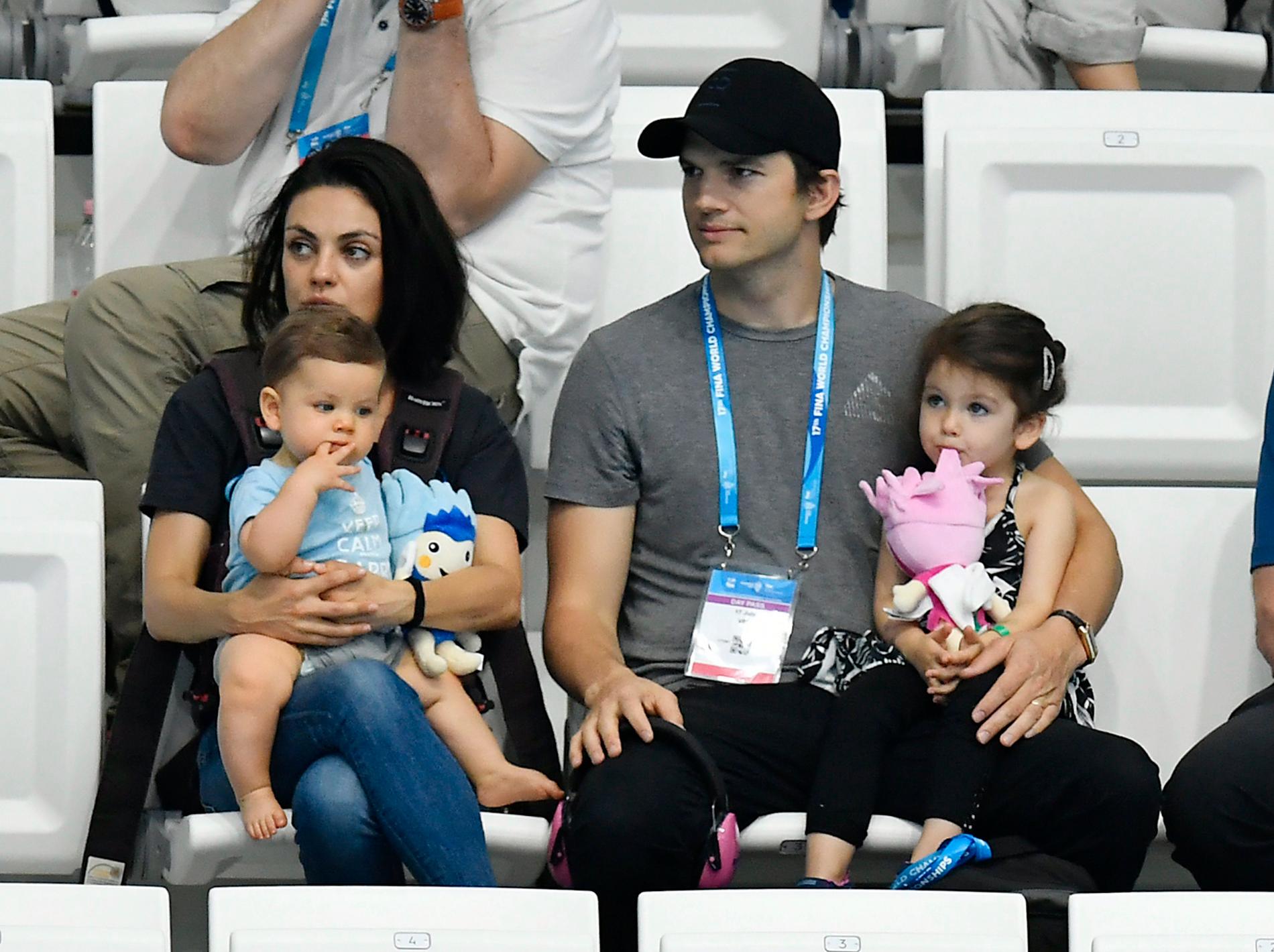 Ashton Kutcher och Mila Kunis lägger kanske lite tid på att tvätta sig, men desto mer på att kolla på sport. Här är hela familjen på VM i simning 2017.