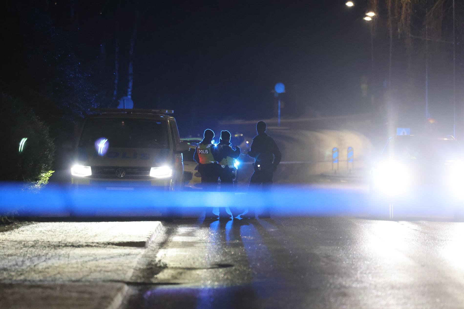 Ett flertal skott avlossades vid 01.45-tiden mot en villa i Tumba söder om Stockholm.