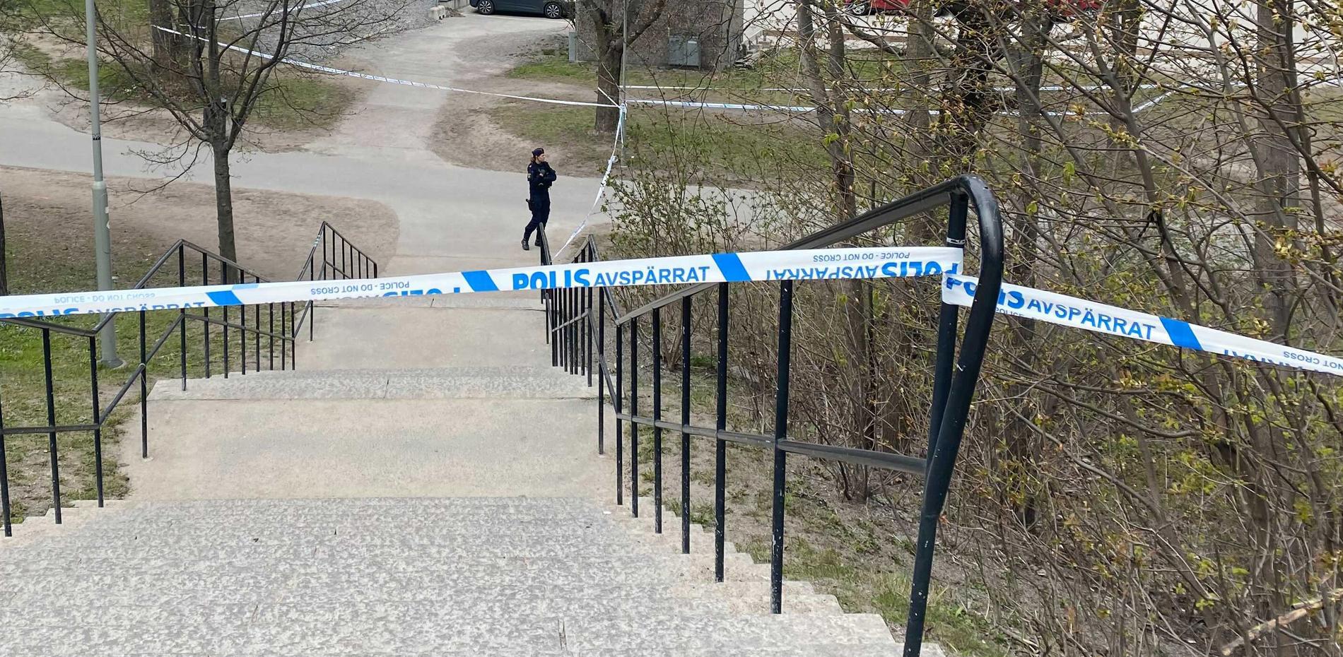 Polis vaktar avspärrning  utanför skolan i Årsta.