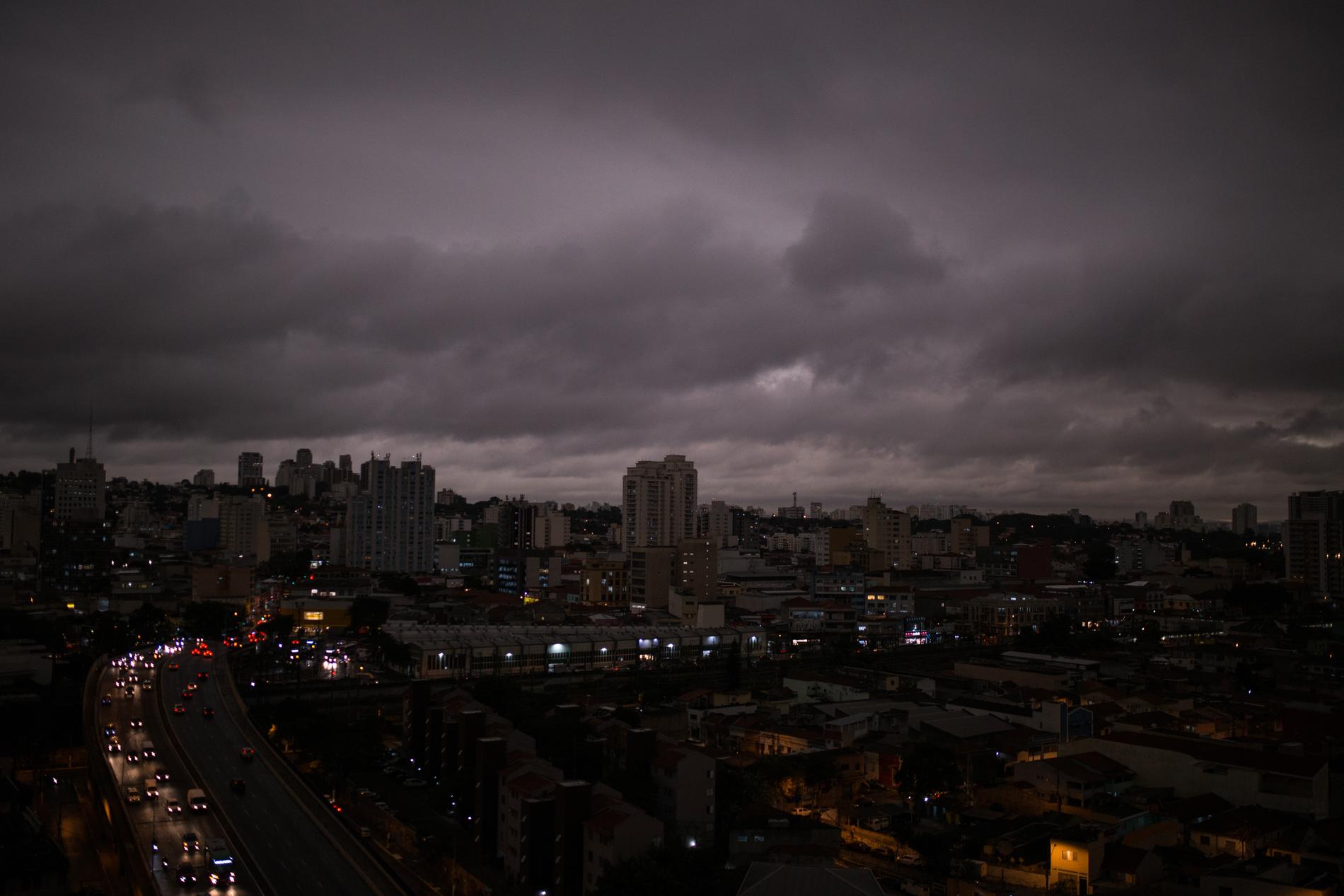 Sao Paolo dagtid. Röken från bränderna mörklade mångmiljonstaden.